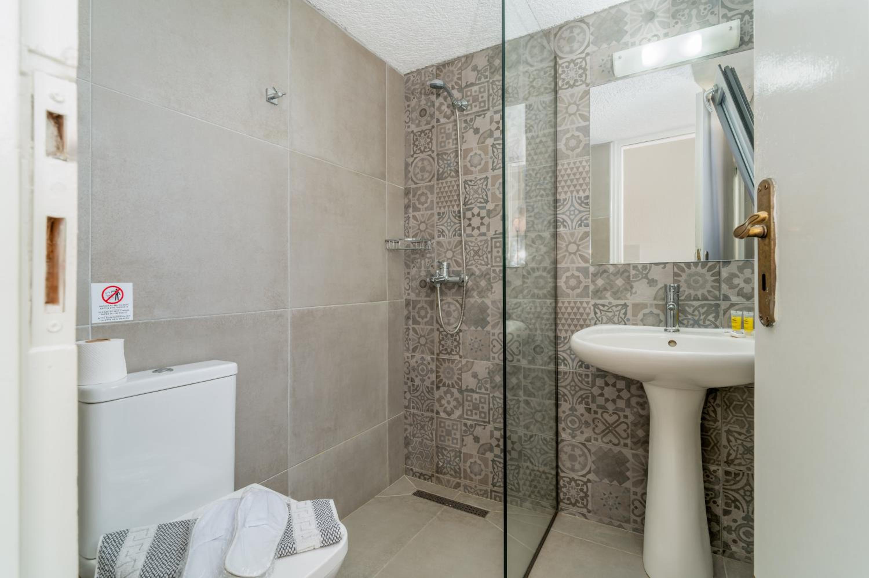 Studio Apartment - Photo 8