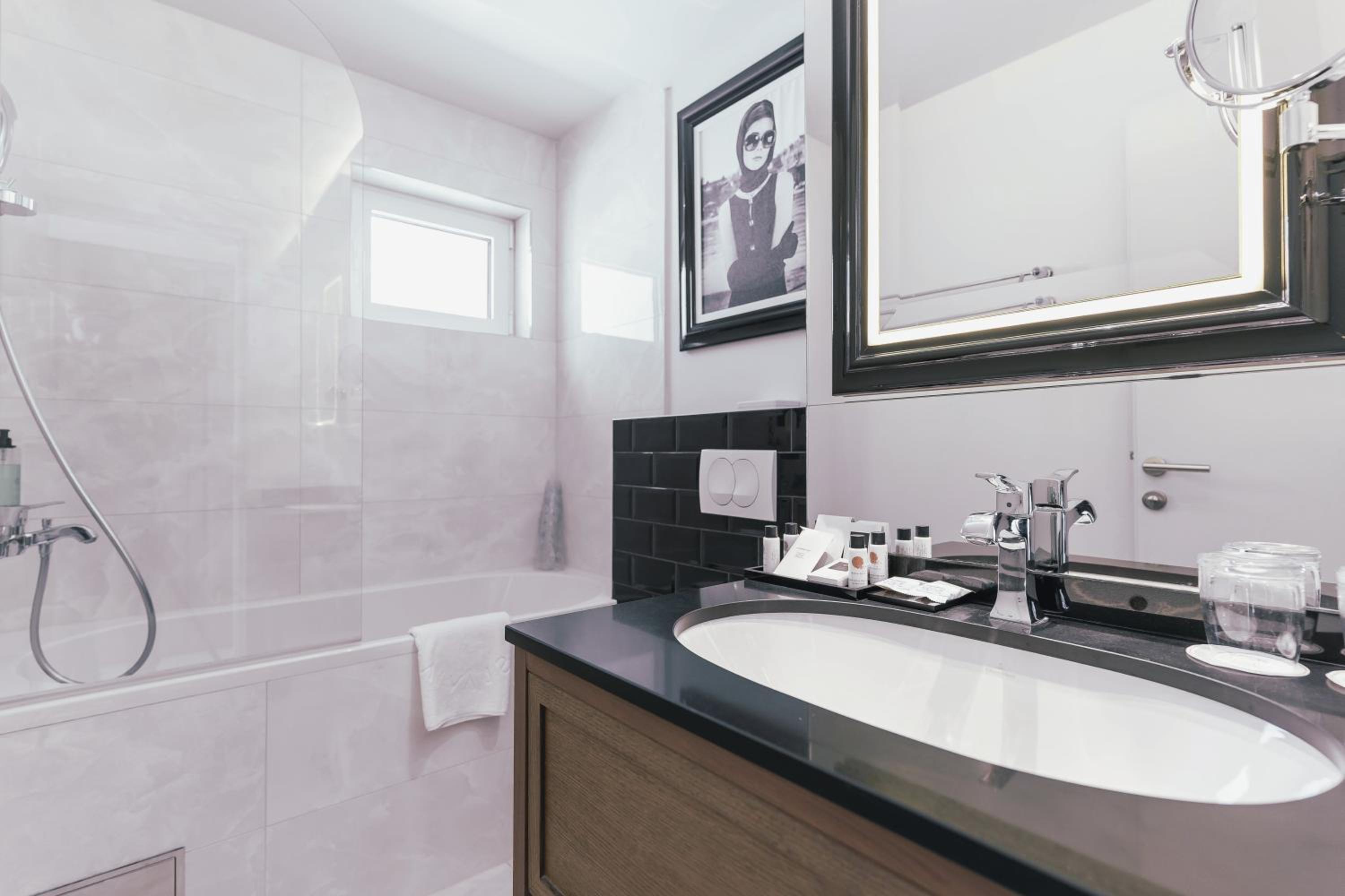 Deluxe Suite with Sea View photo 3