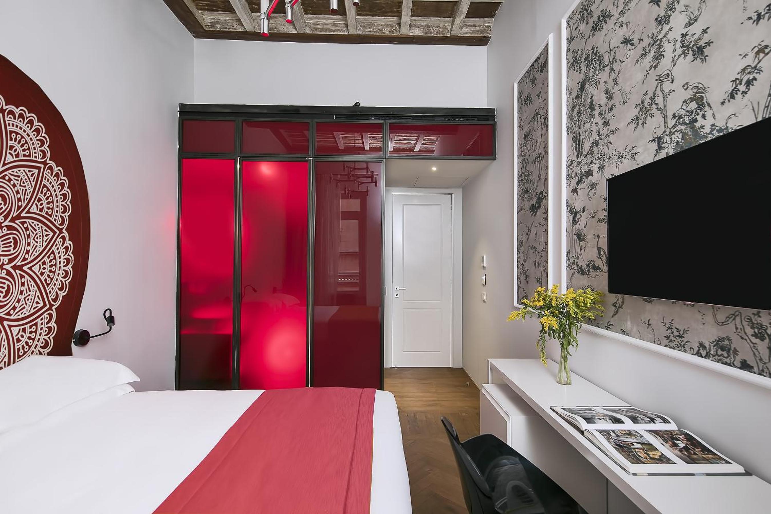 Small Double Room thumbnail 6