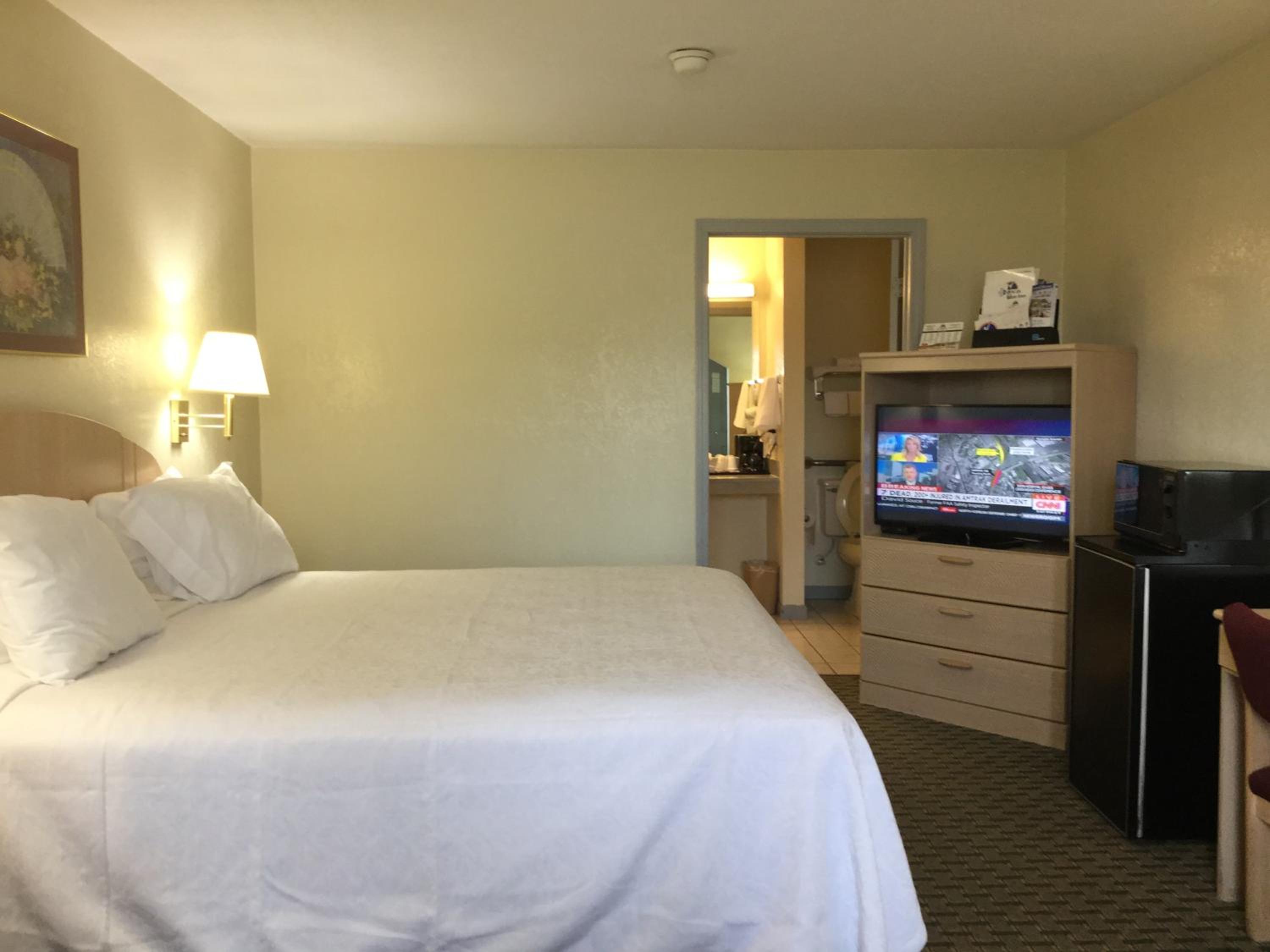 King Room - Non-Smoking - Photo 5