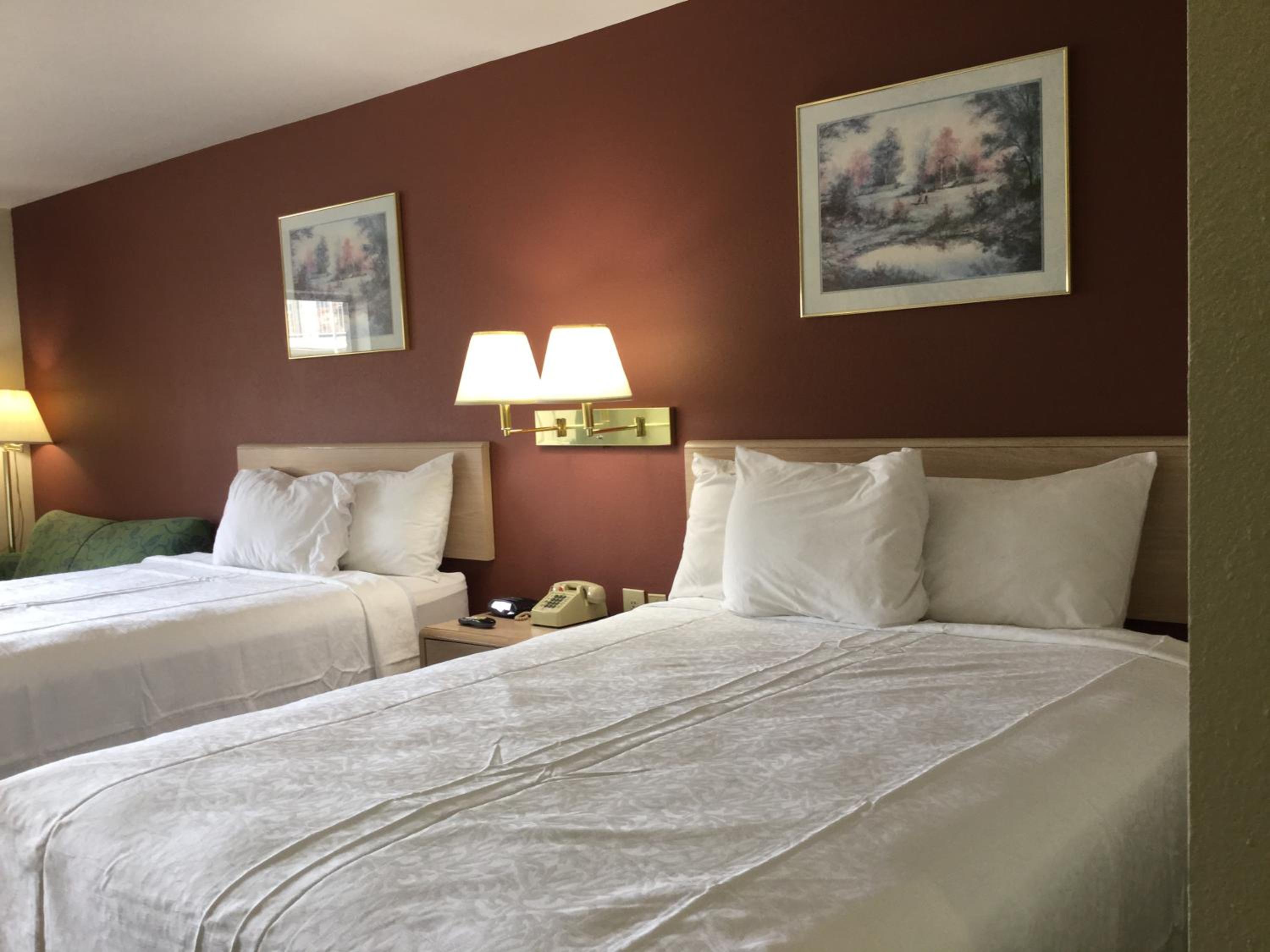 Queen Room with Two Queen Beds - Smoking - Photo 3