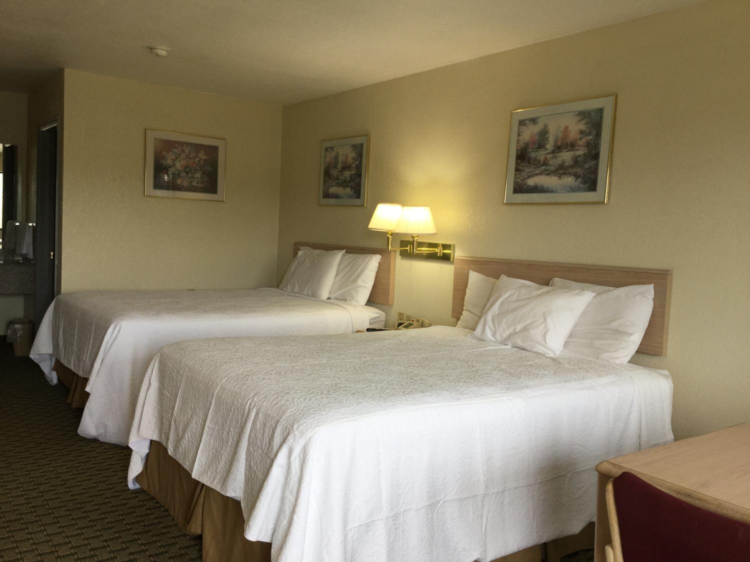 Queen Room with Two Queen Beds - Smoking - Photo 2