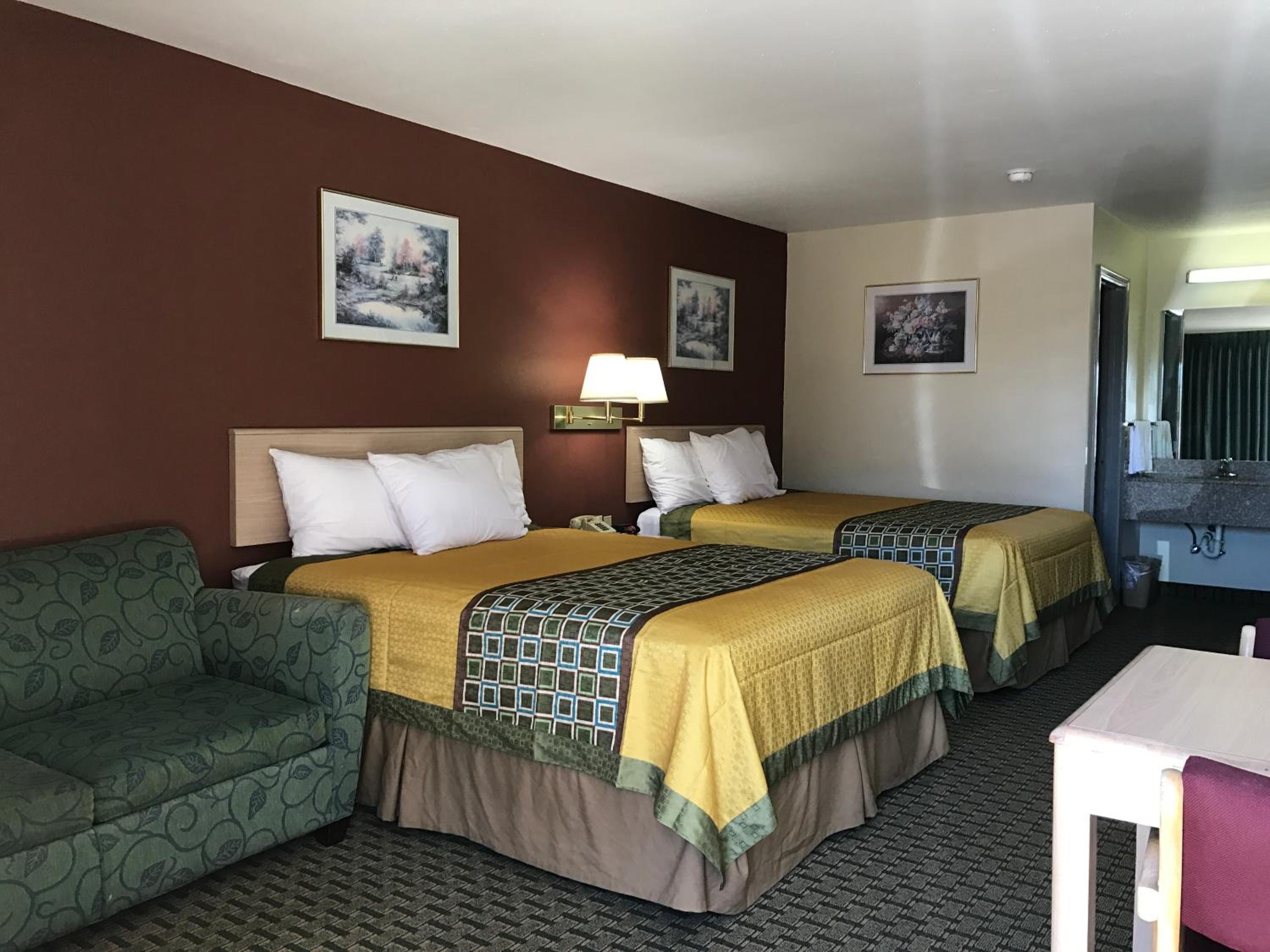 Queen Room with Two Queen Beds - Non-Smoking - Photo 6
