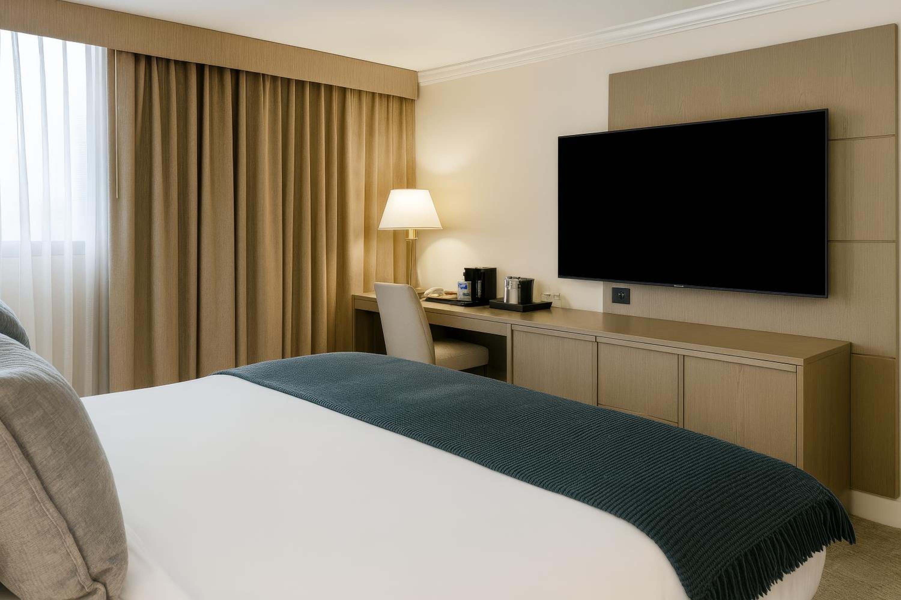 King Room with Accessible Tub - High Floor - Photo 1