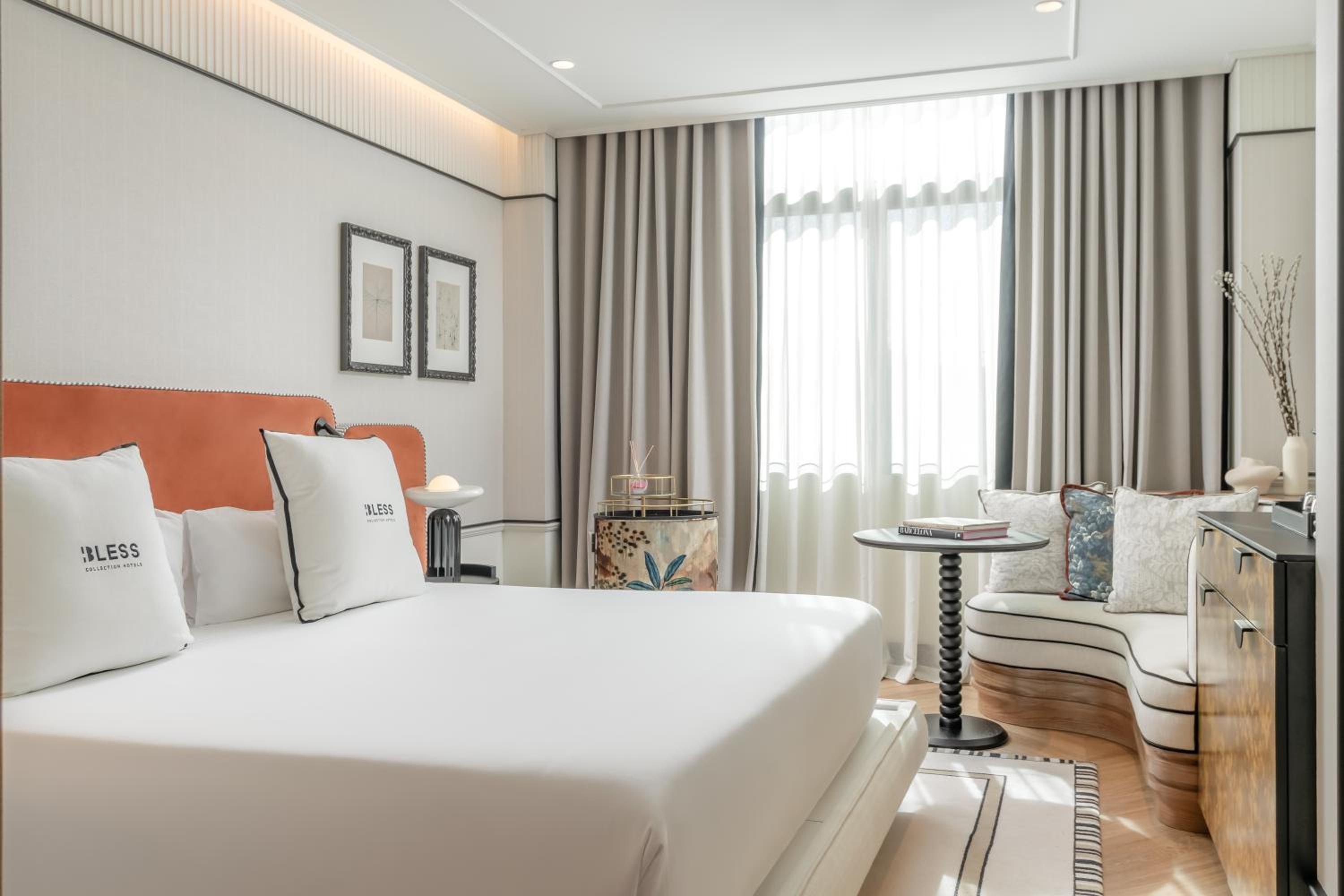 Deluxe Corner Room with City View