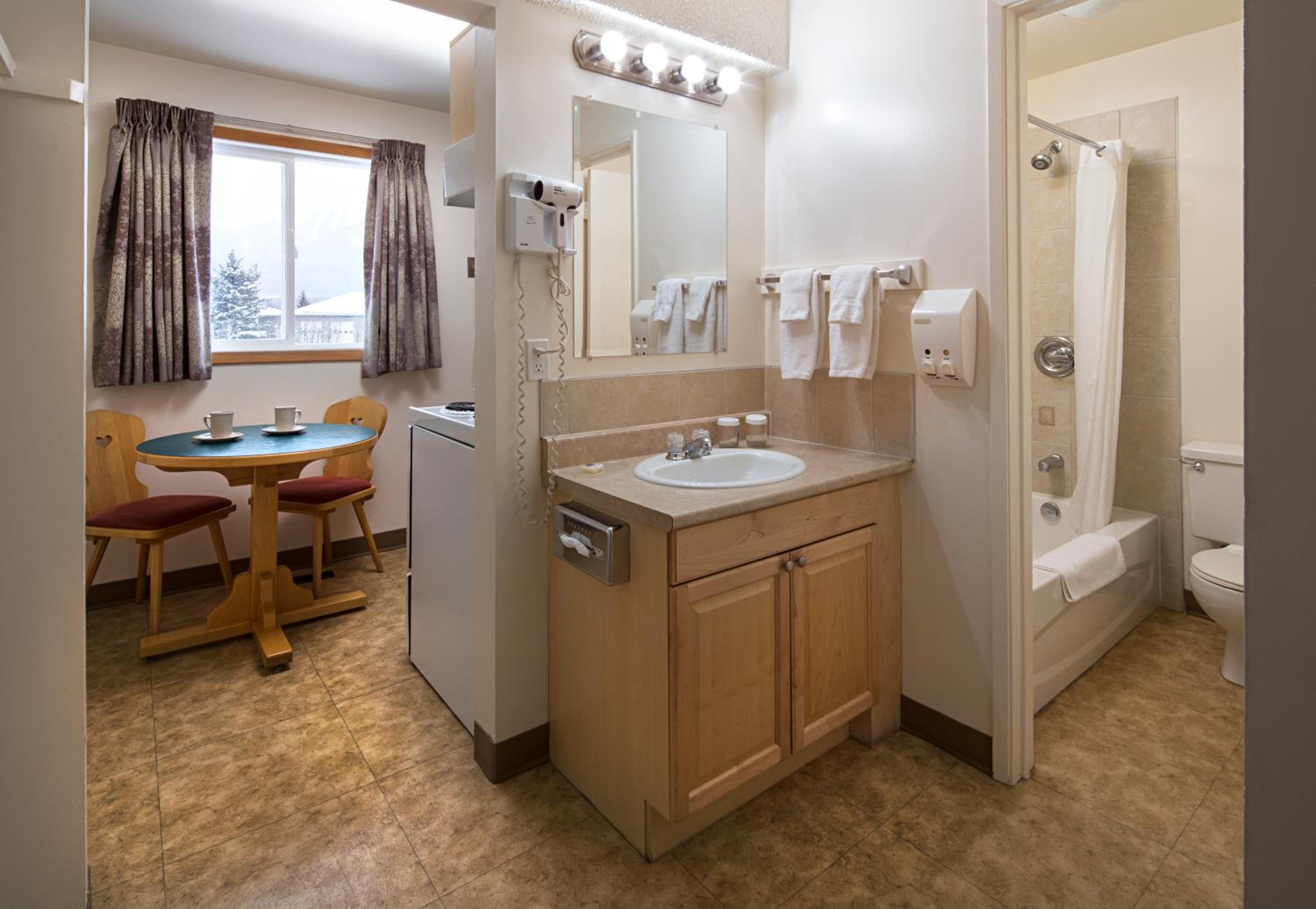 Queen, Twin Room With Kitchen