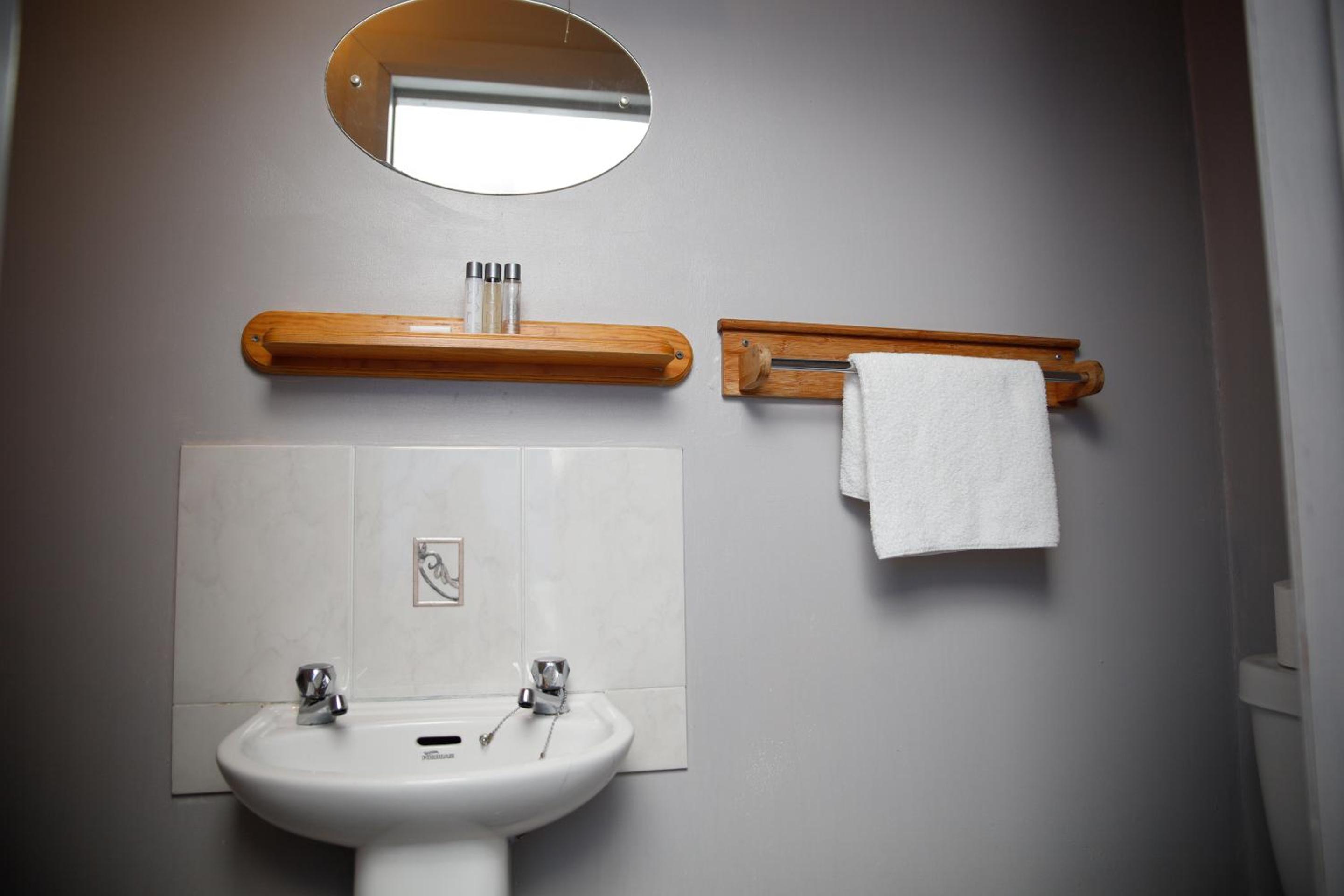 Twin Room with Private Bathroom photo 2