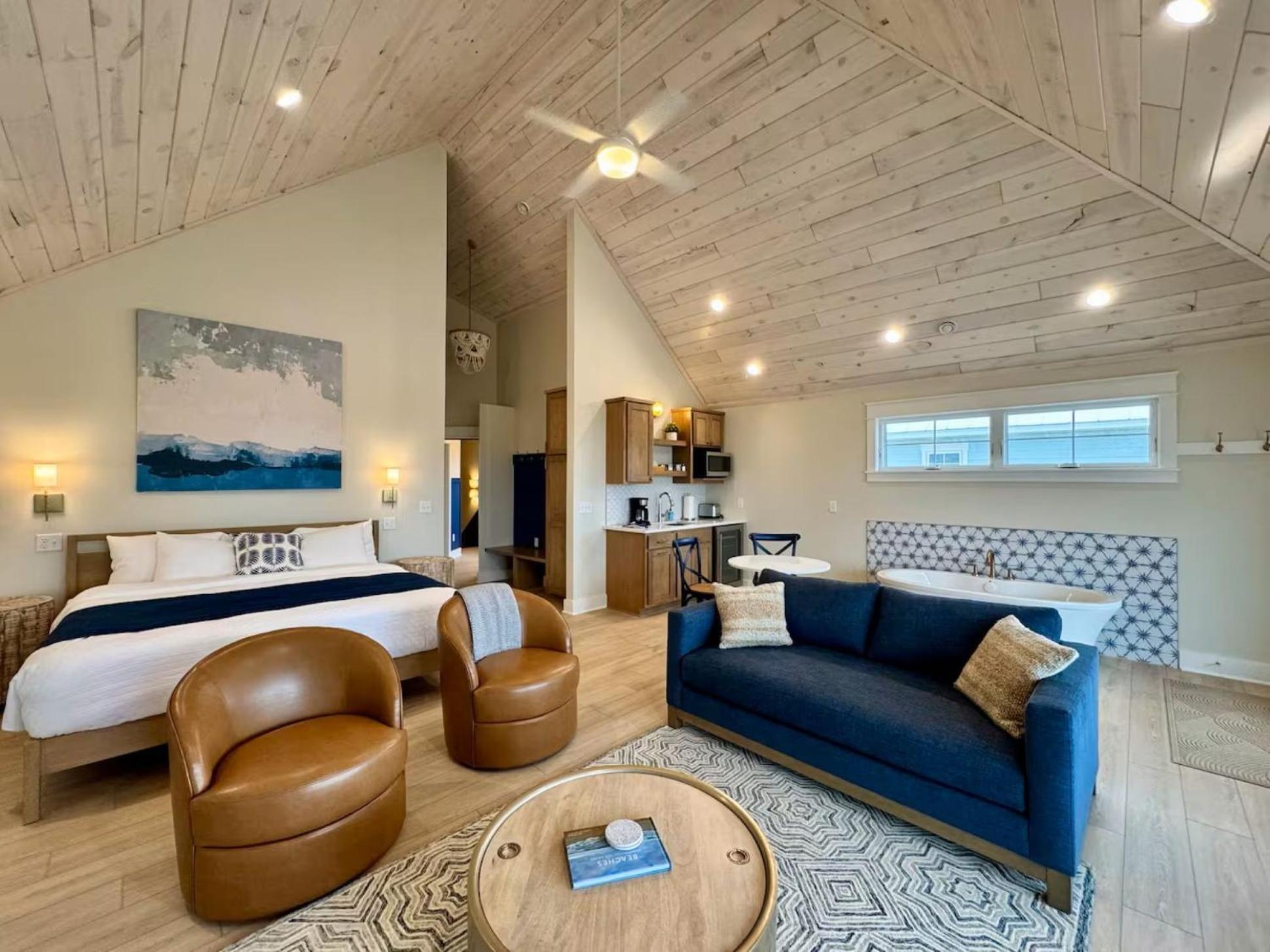 King Suite with Balcony photo 2