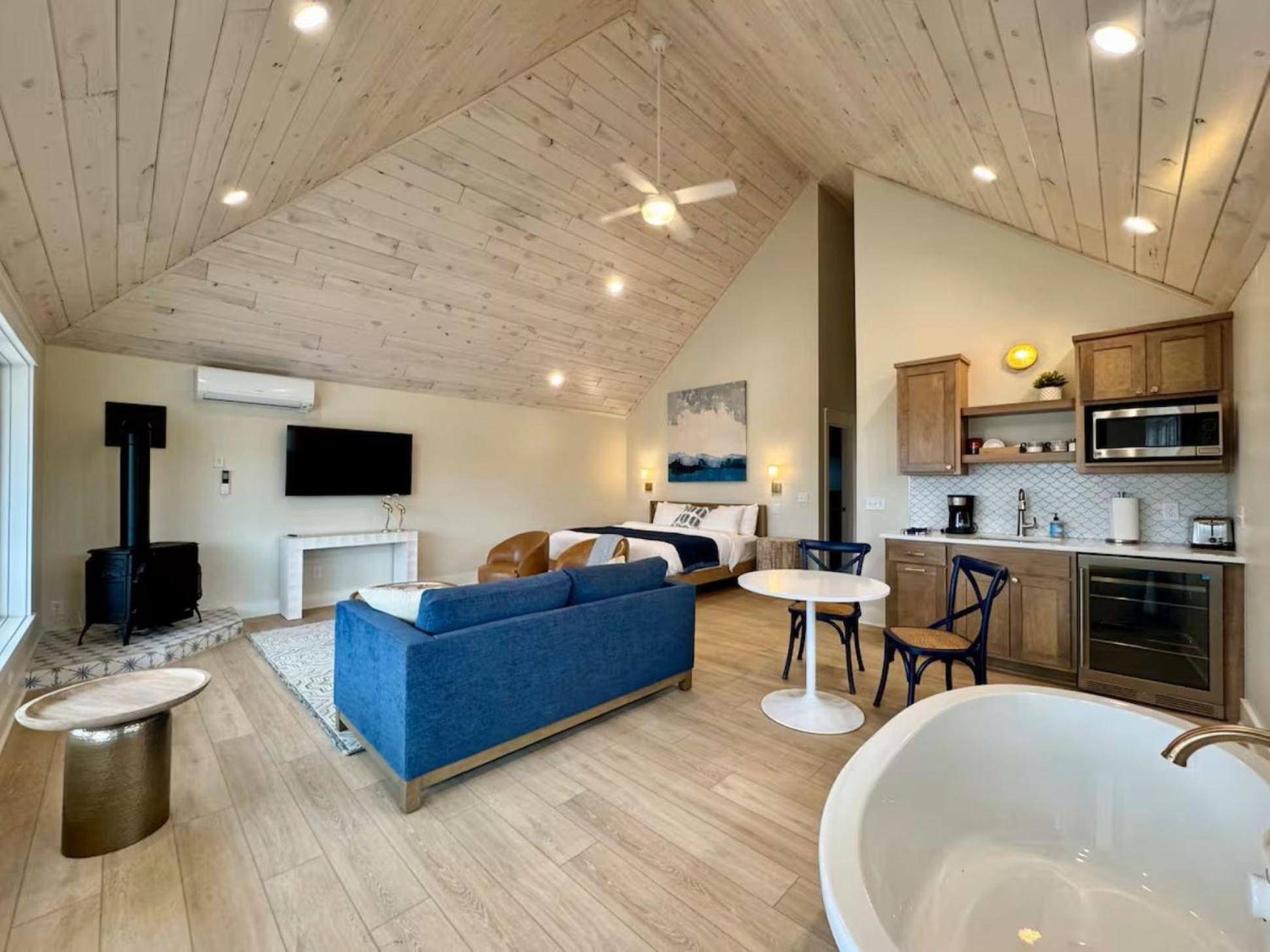 King Suite with Balcony photo 3