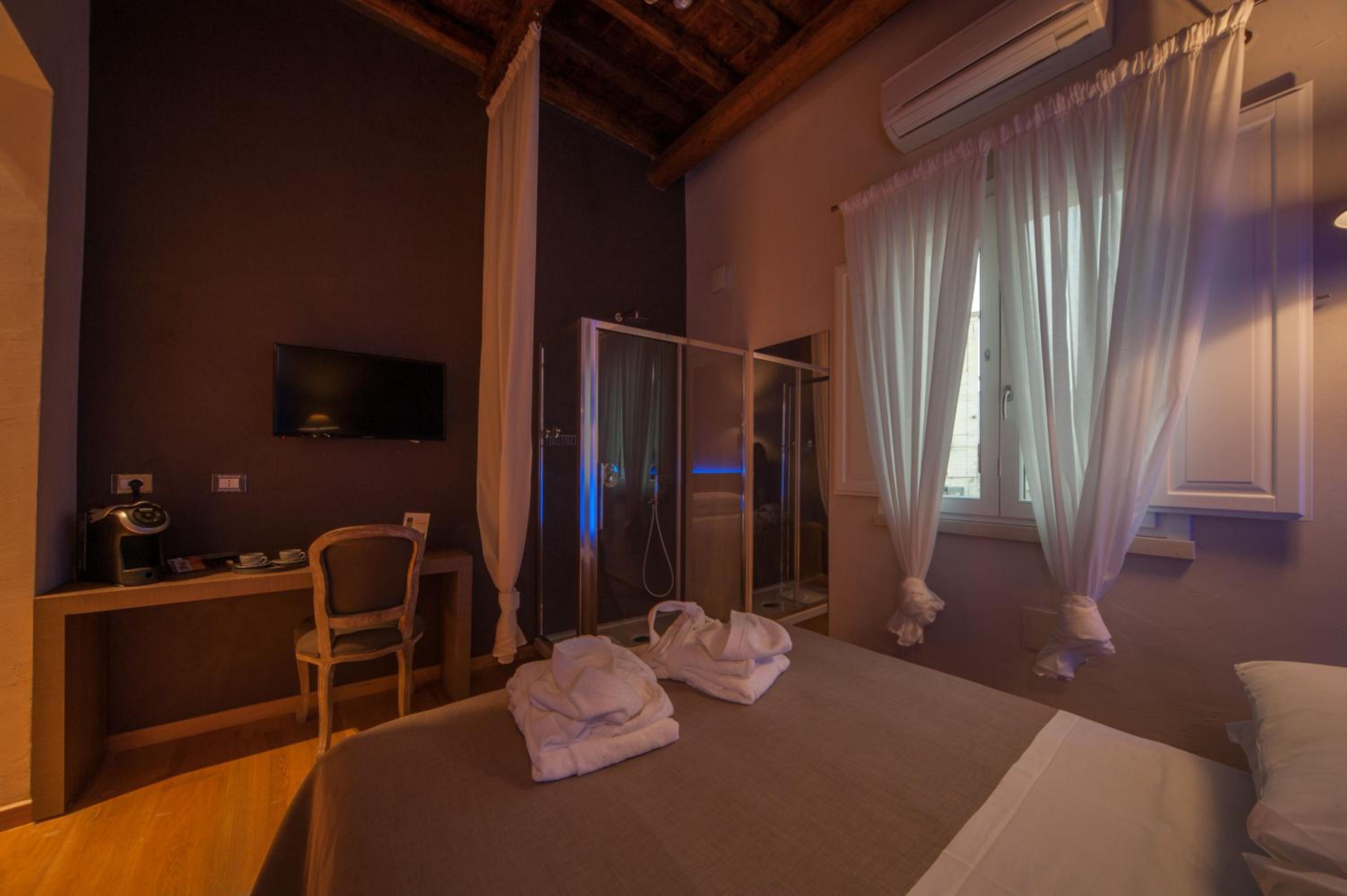 Standard Double Room - Photo 6