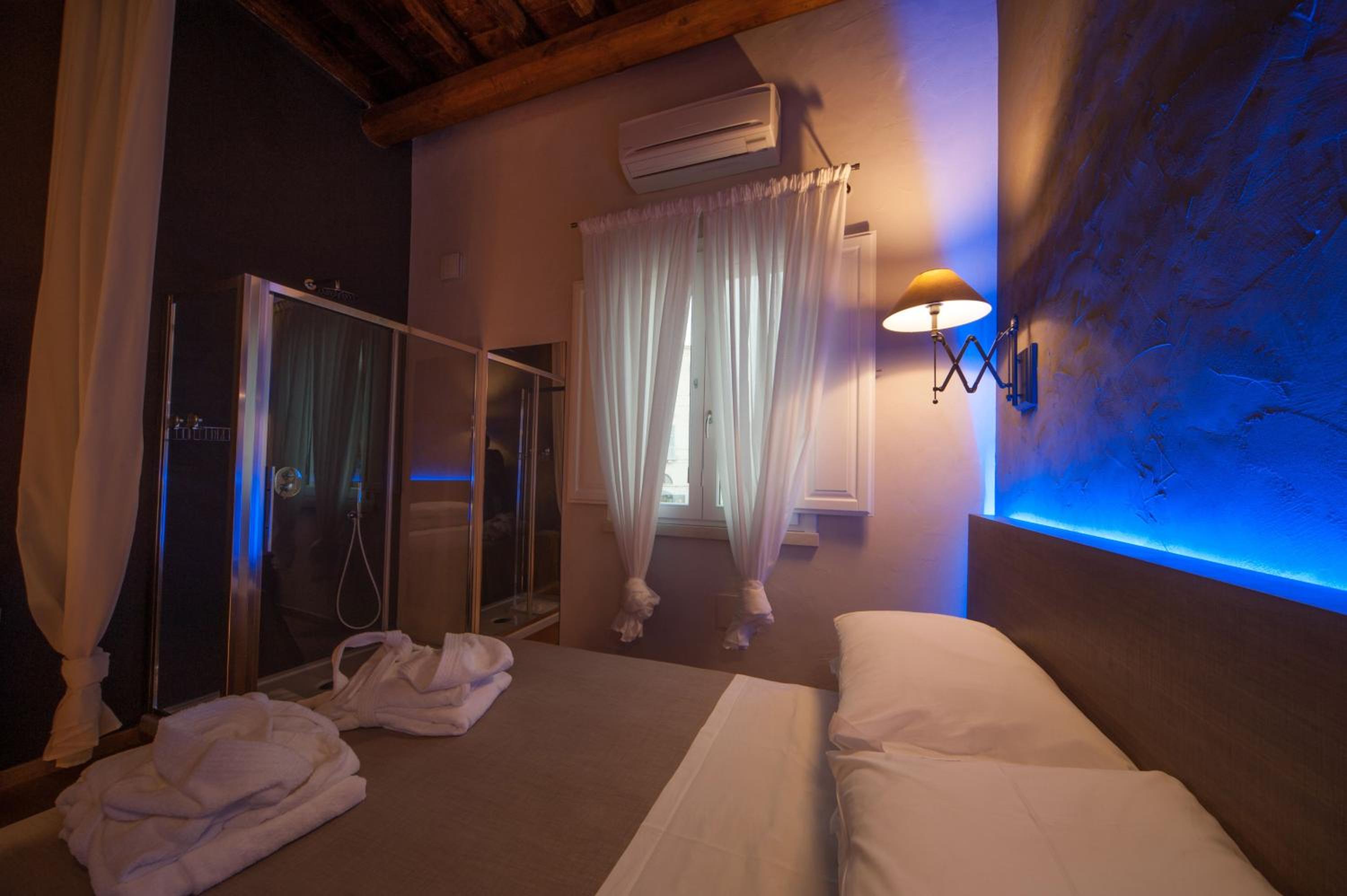 Standard Double Room - Photo 2