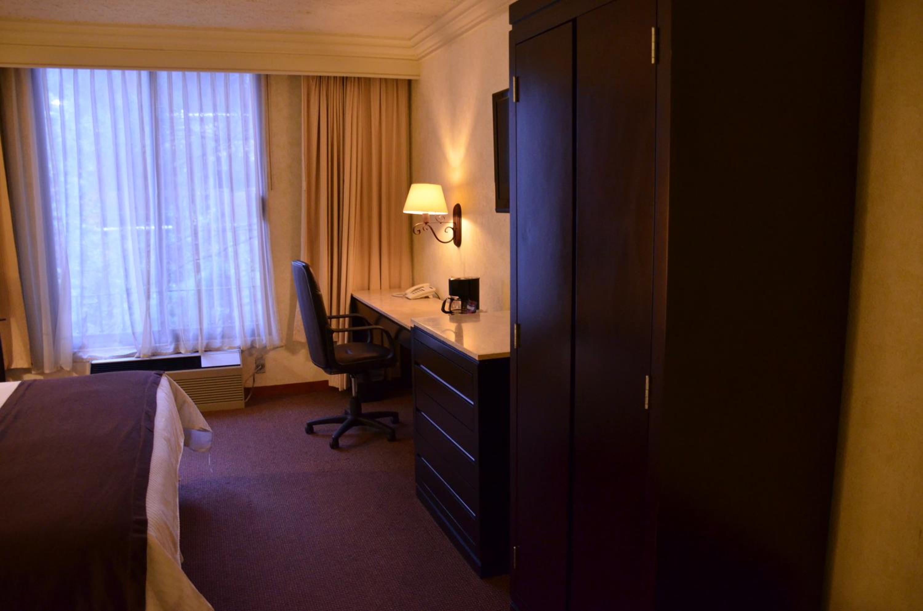 Standard King Room photo 3