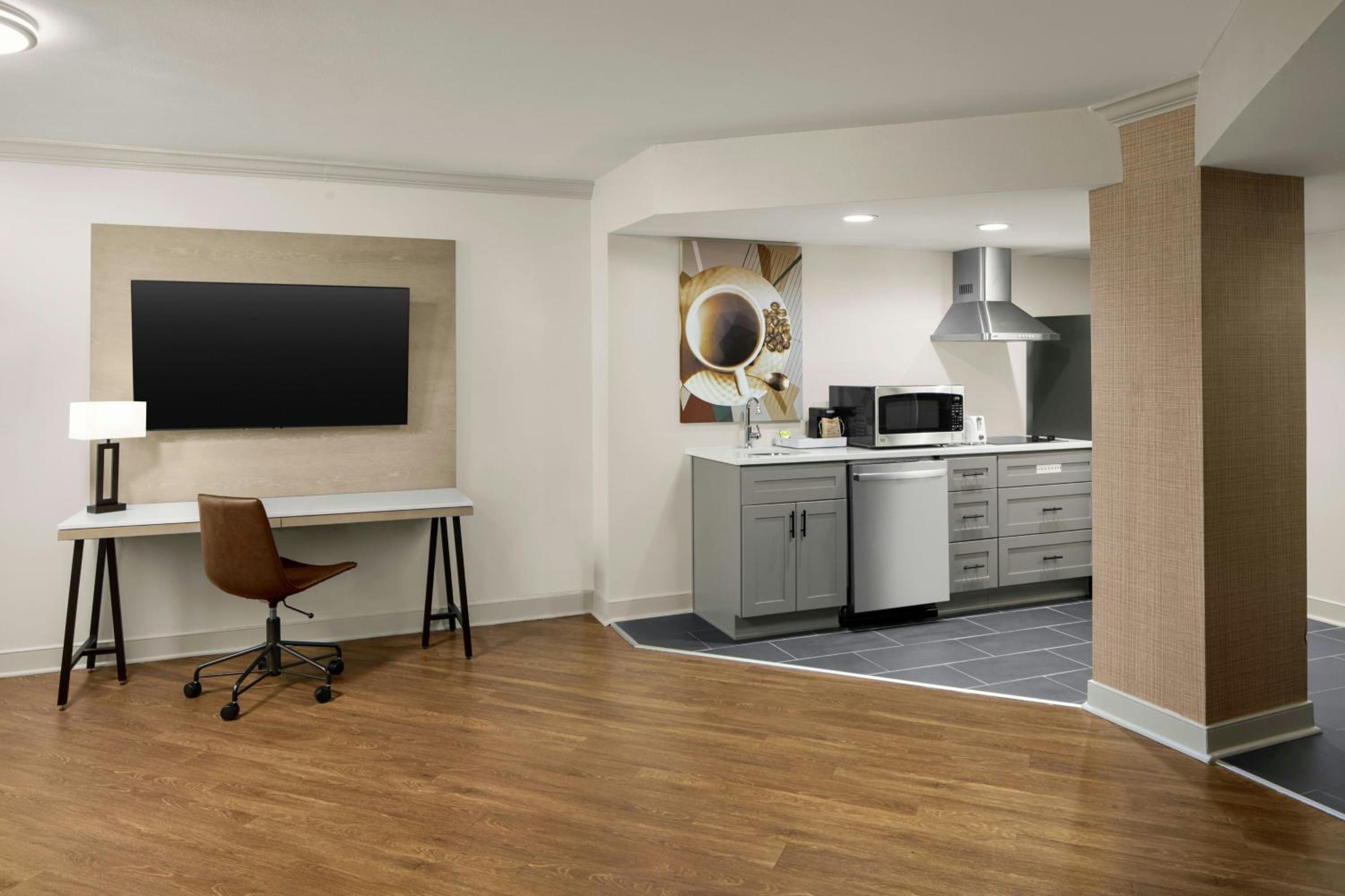 Suite, Bedroom 1: 1 King, Bedroom 2: 1 King