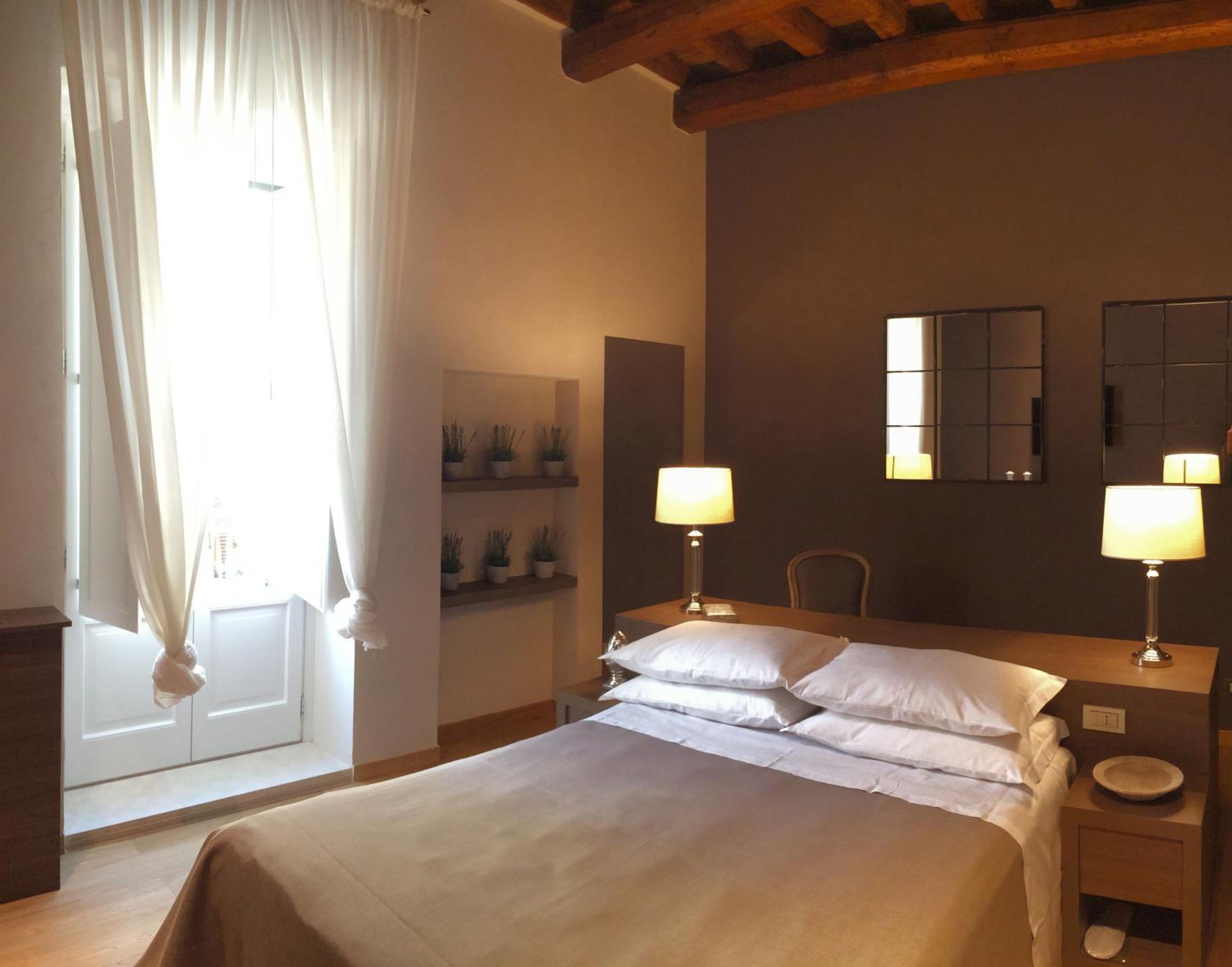 Deluxe Double Room with Balcony - Photo 7