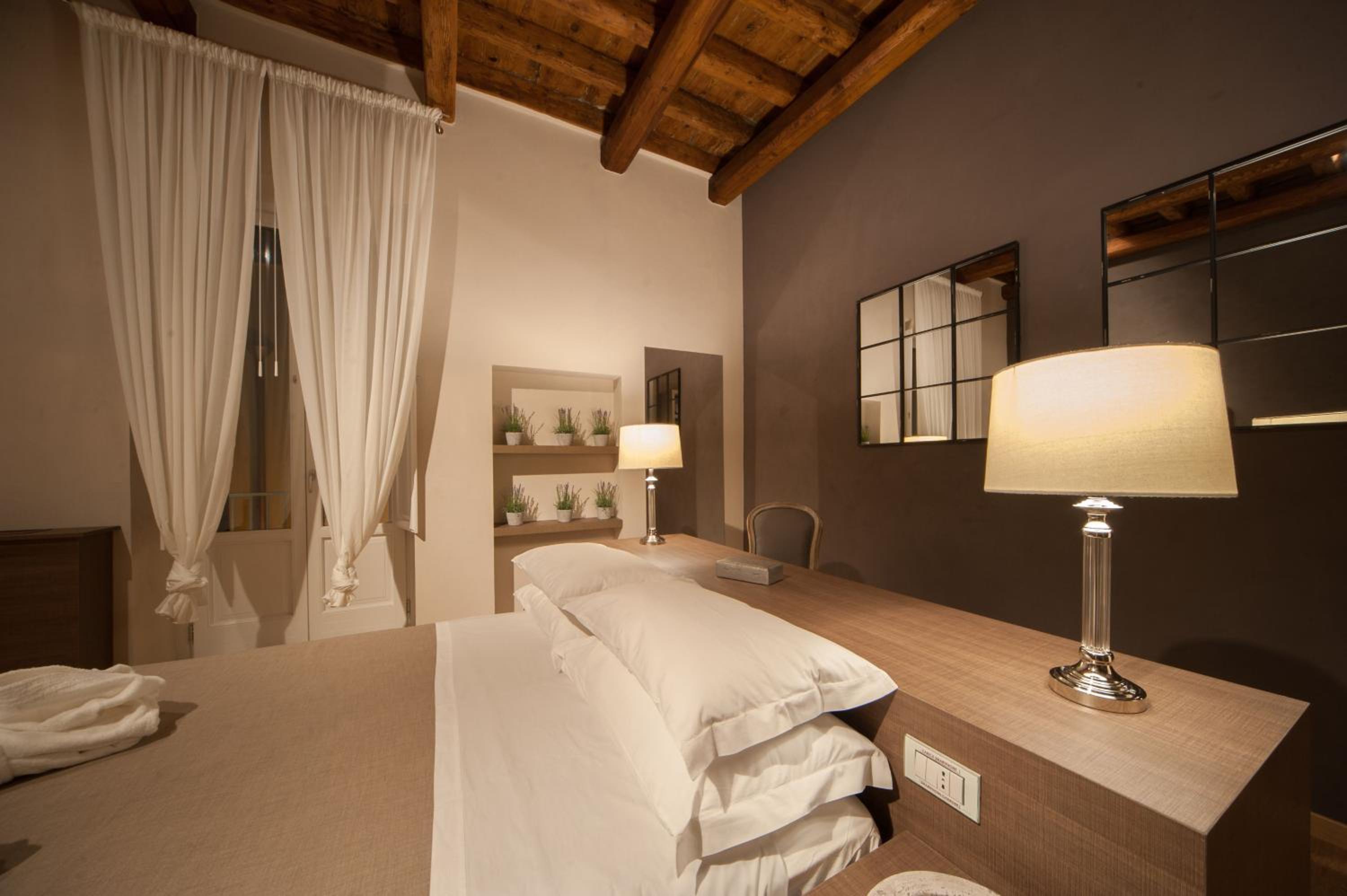 Deluxe Double Room with Balcony - Photo 28