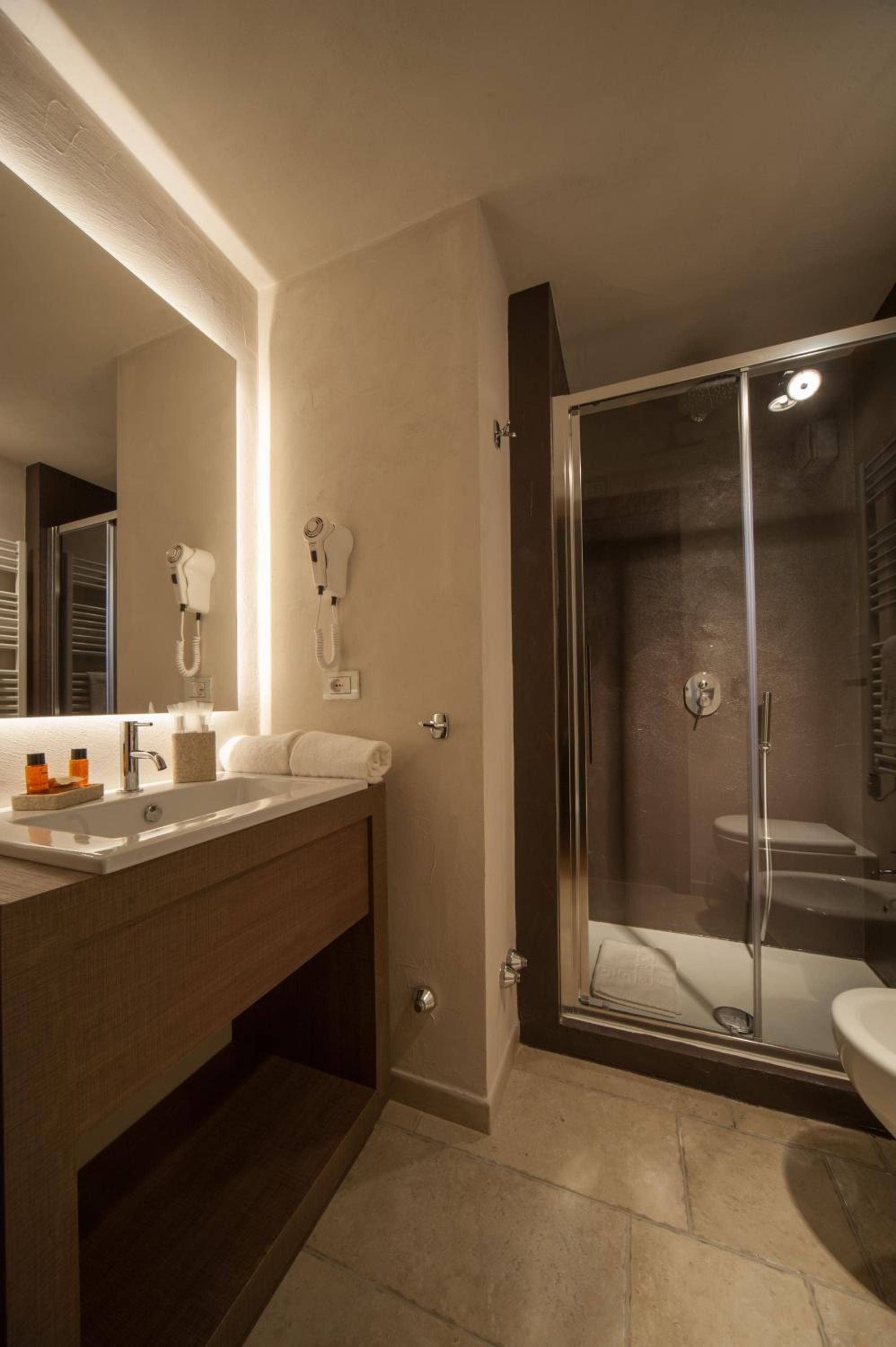 Deluxe Double Room with Balcony - Photo 13