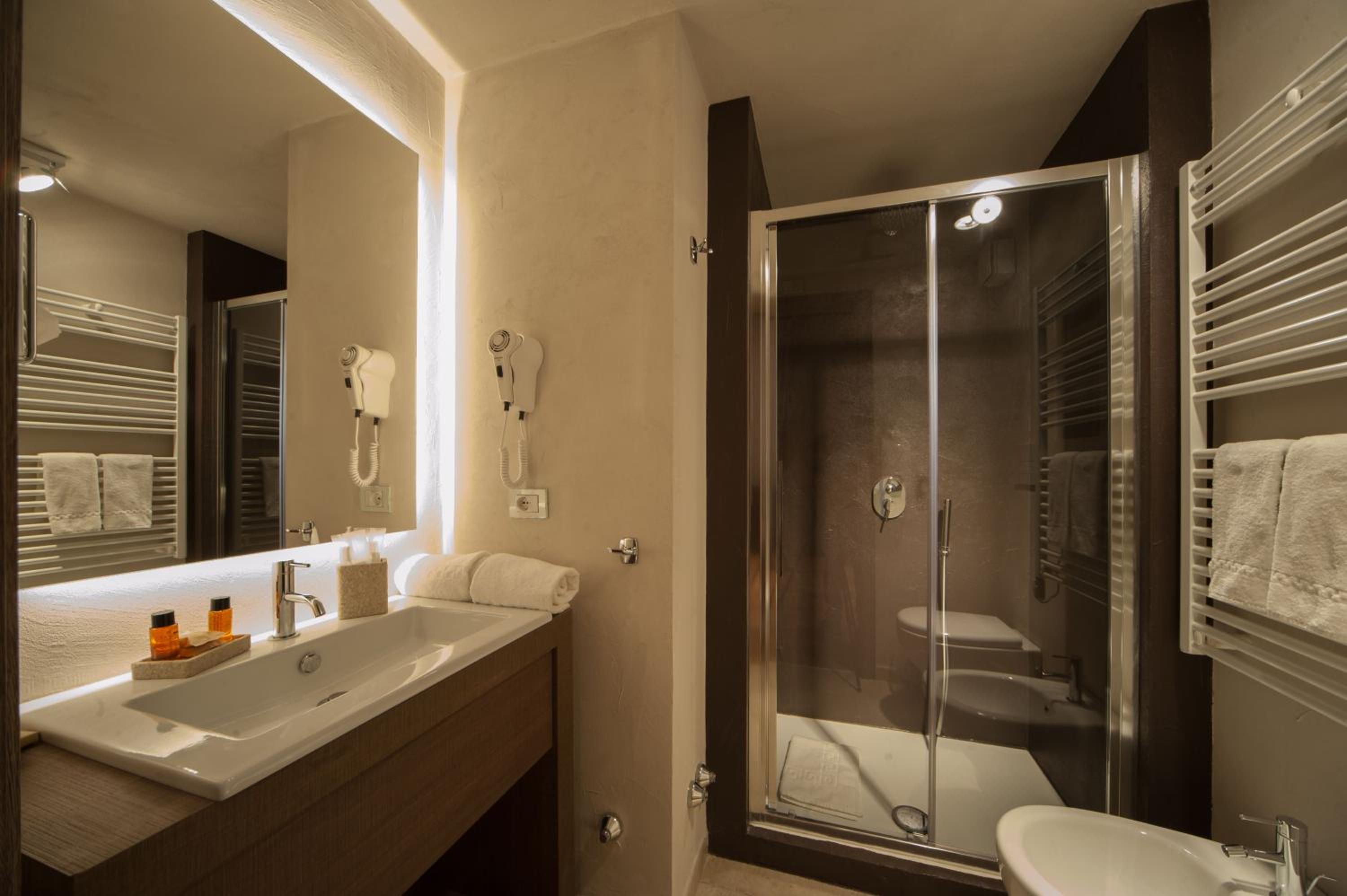 Deluxe Double Room with Balcony - Photo 12