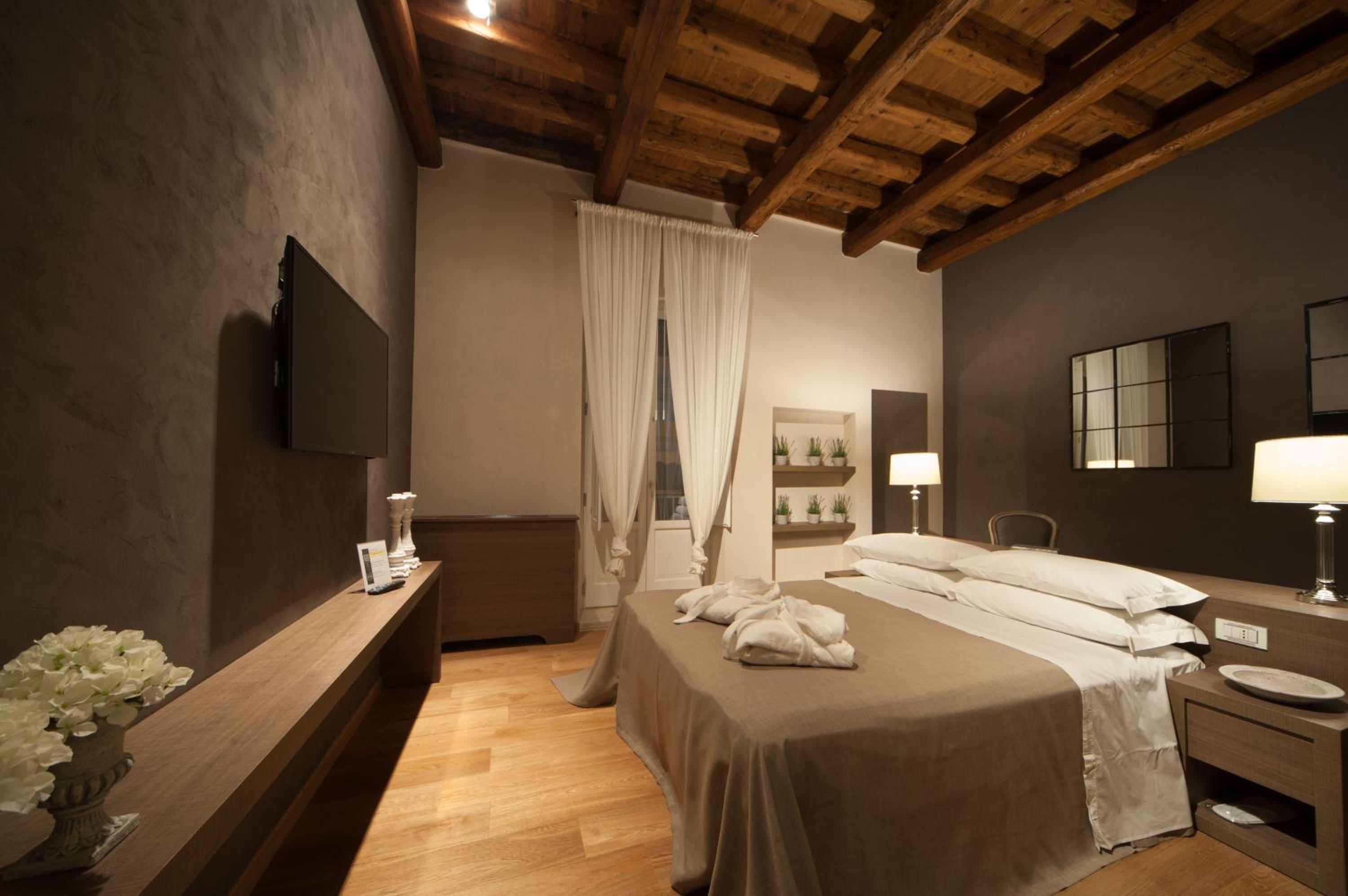 Deluxe Double Room with Balcony - Photo 11