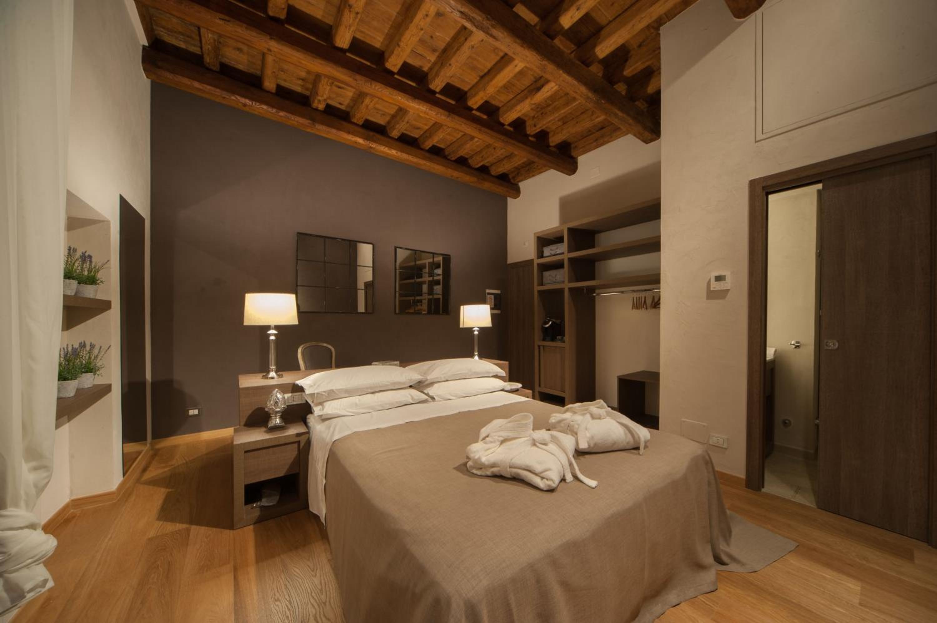 Deluxe Double Room with Balcony - Photo 8
