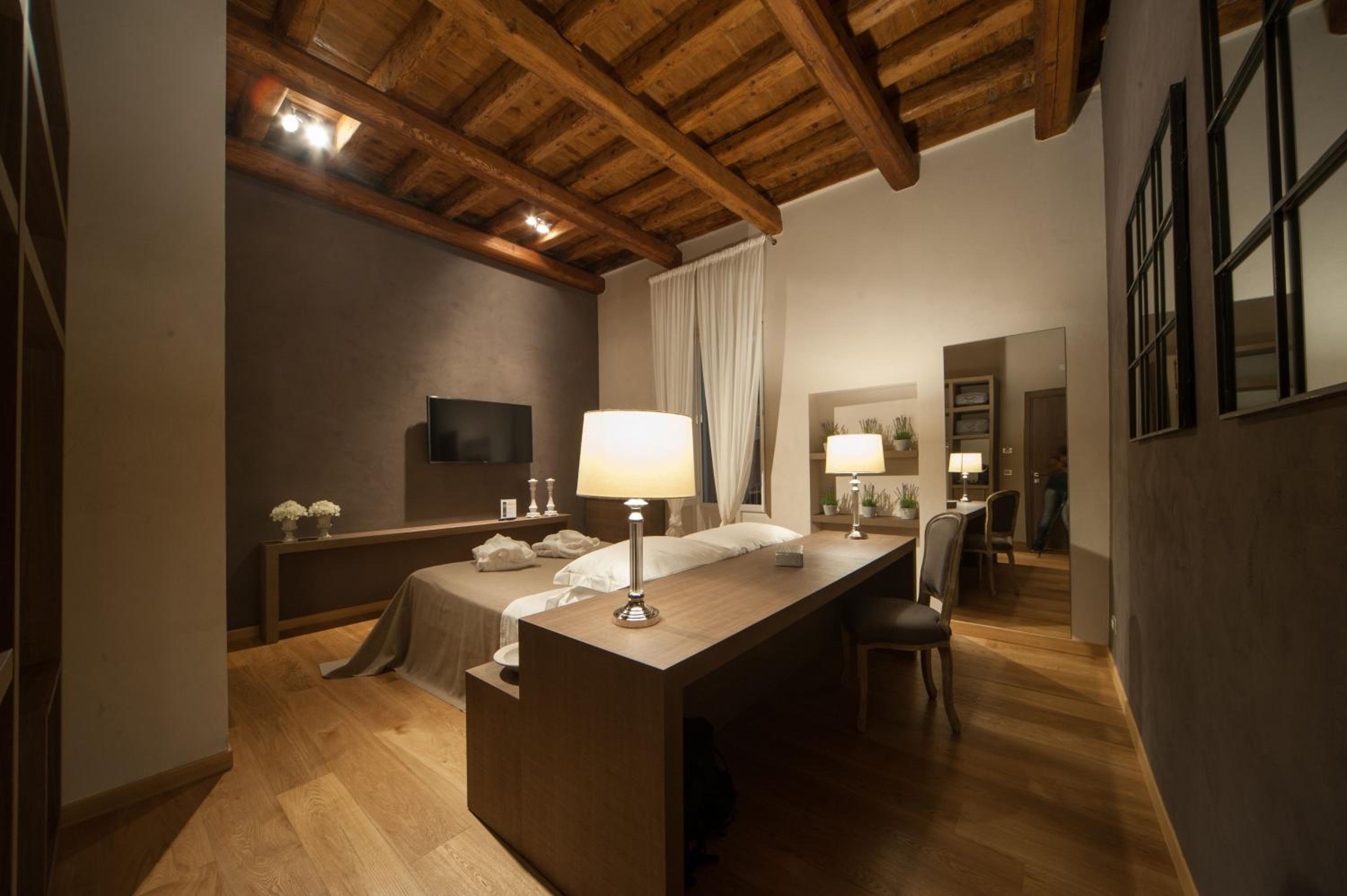 Deluxe Double Room with Balcony - Photo 2