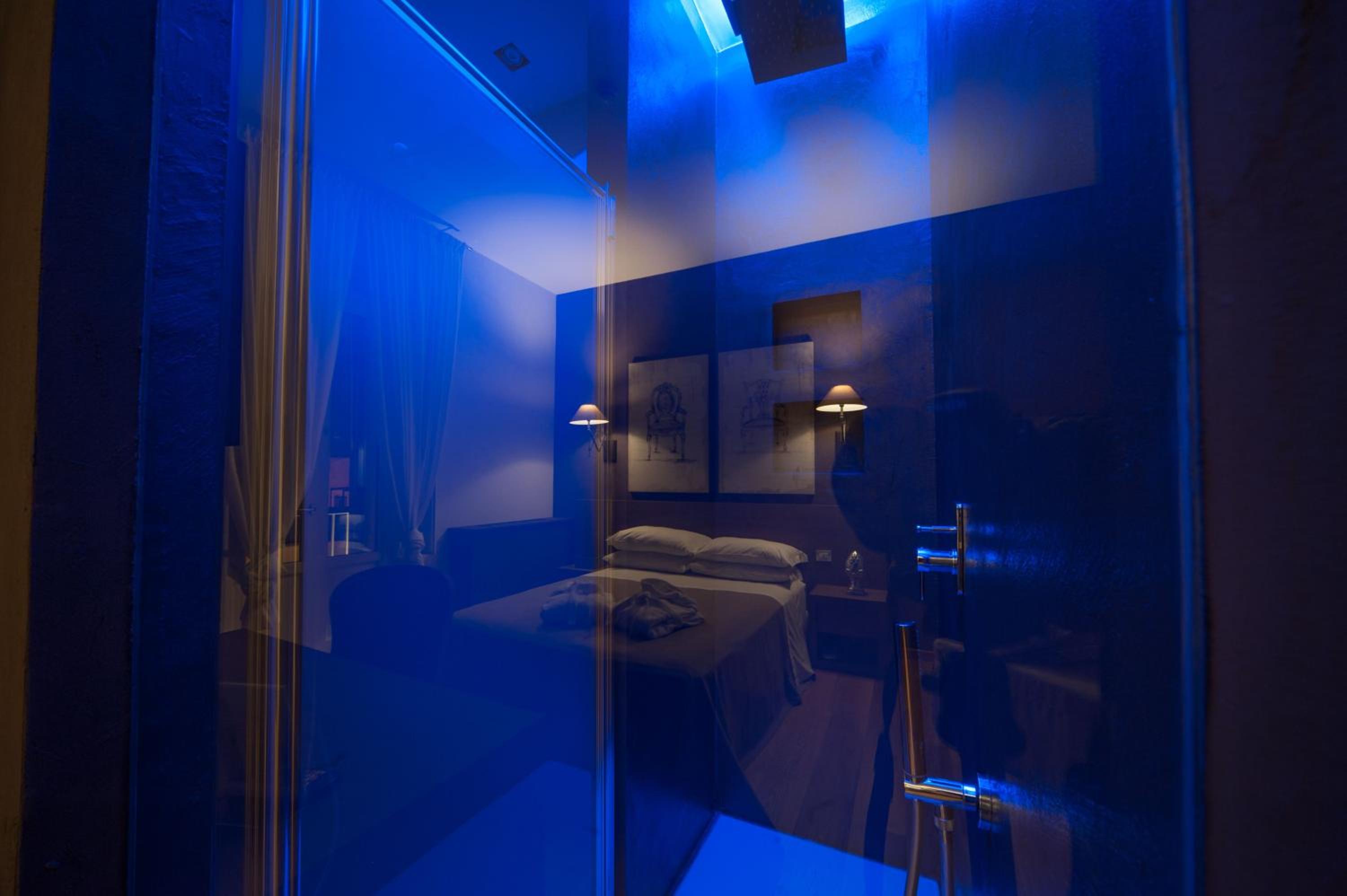 Deluxe Double Room with Balcony - Photo 5