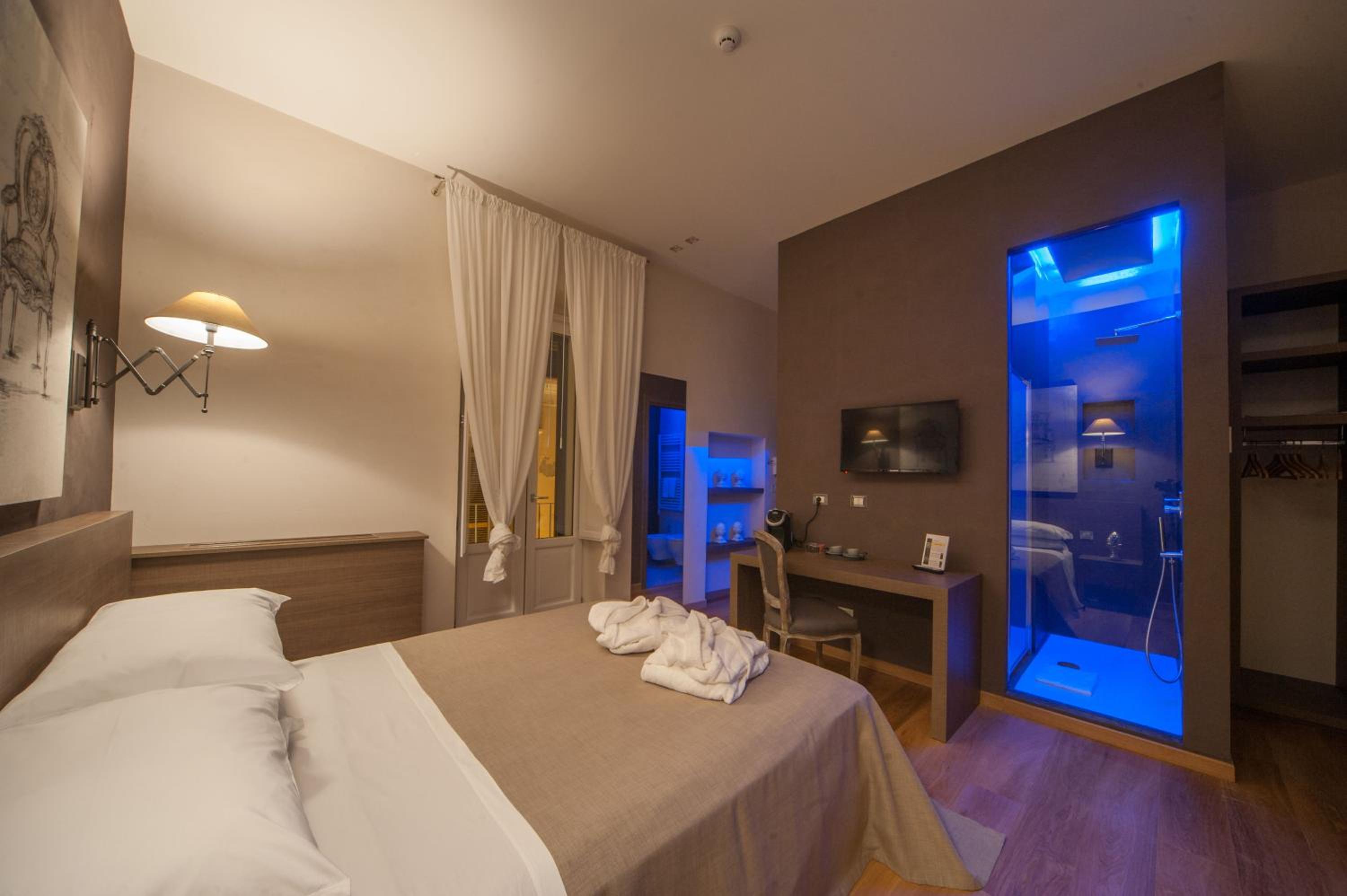 Deluxe Double Room with Balcony - Photo 6