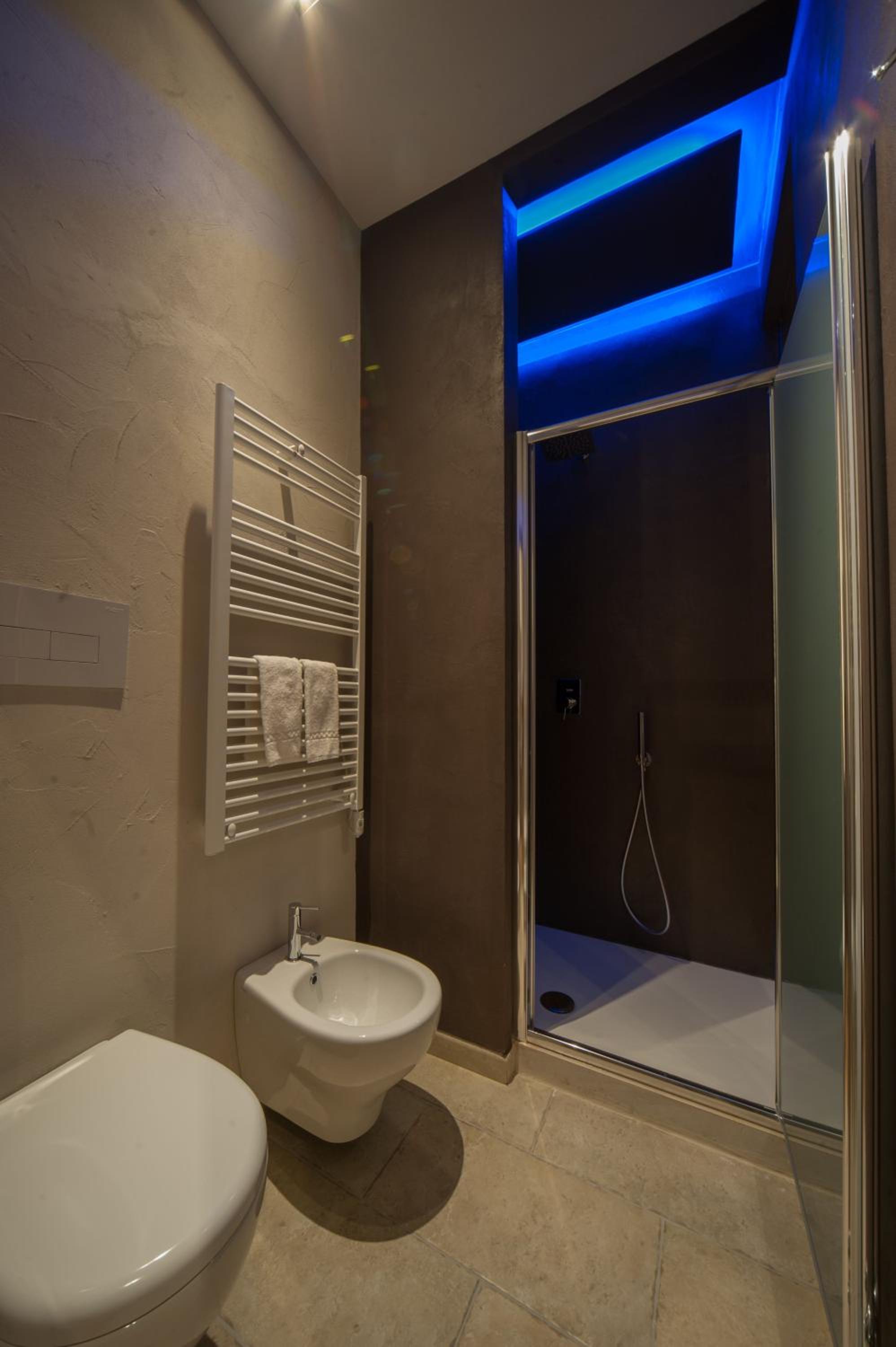 Deluxe Double Room with Balcony - Photo 10