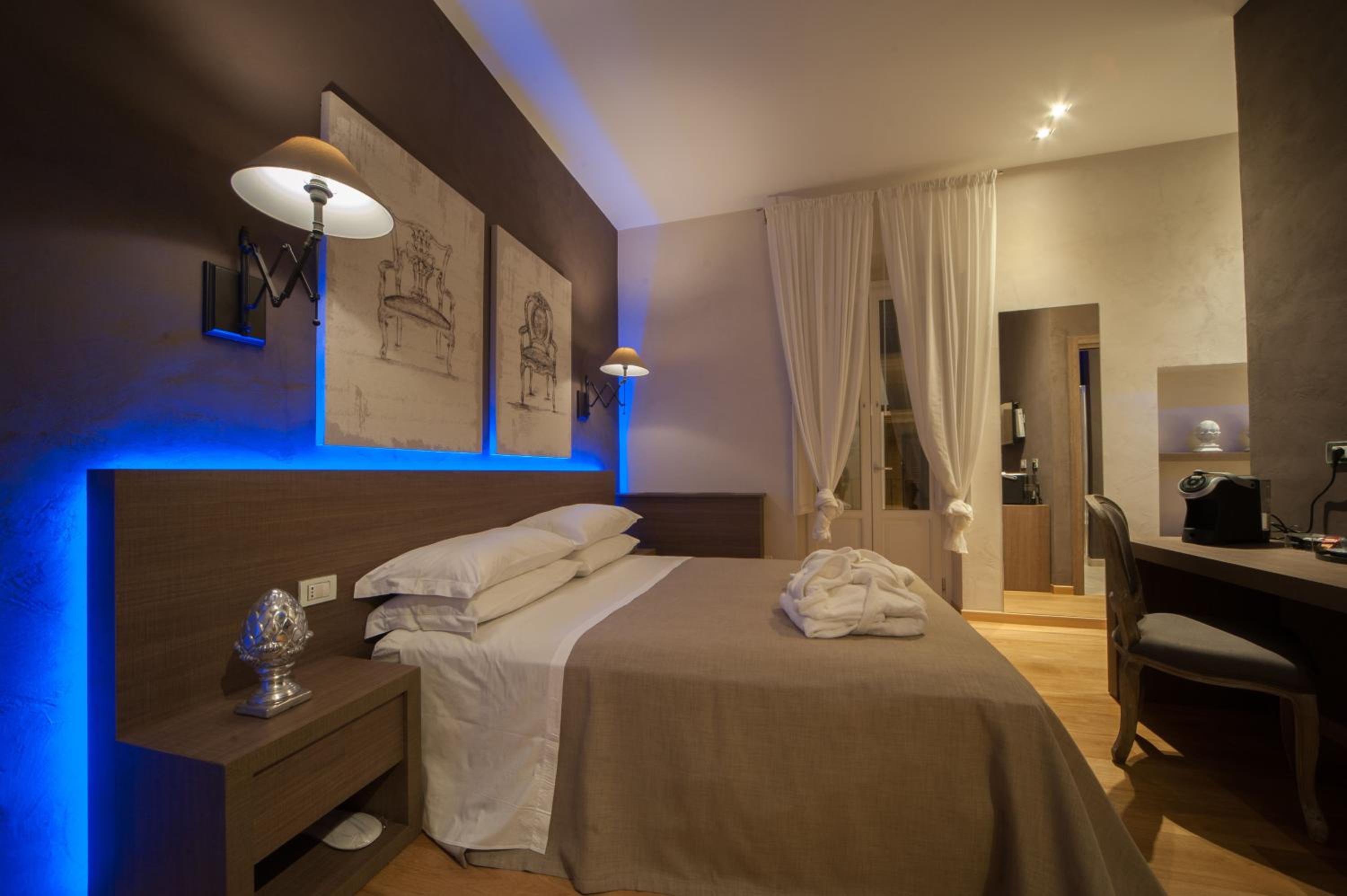 Deluxe Double Room with Balcony - Photo 15