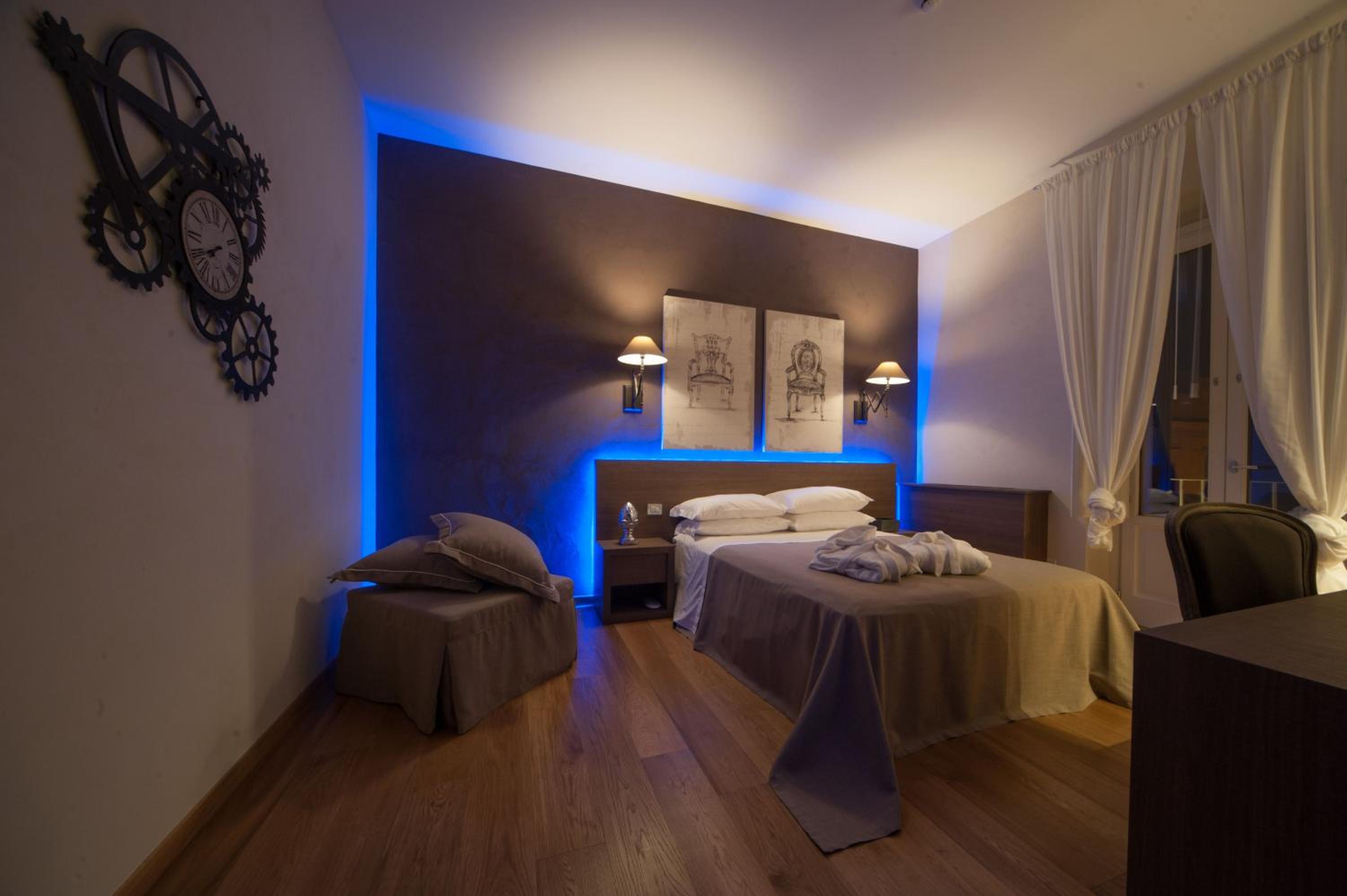 Deluxe Double Room with Balcony - Photo 20
