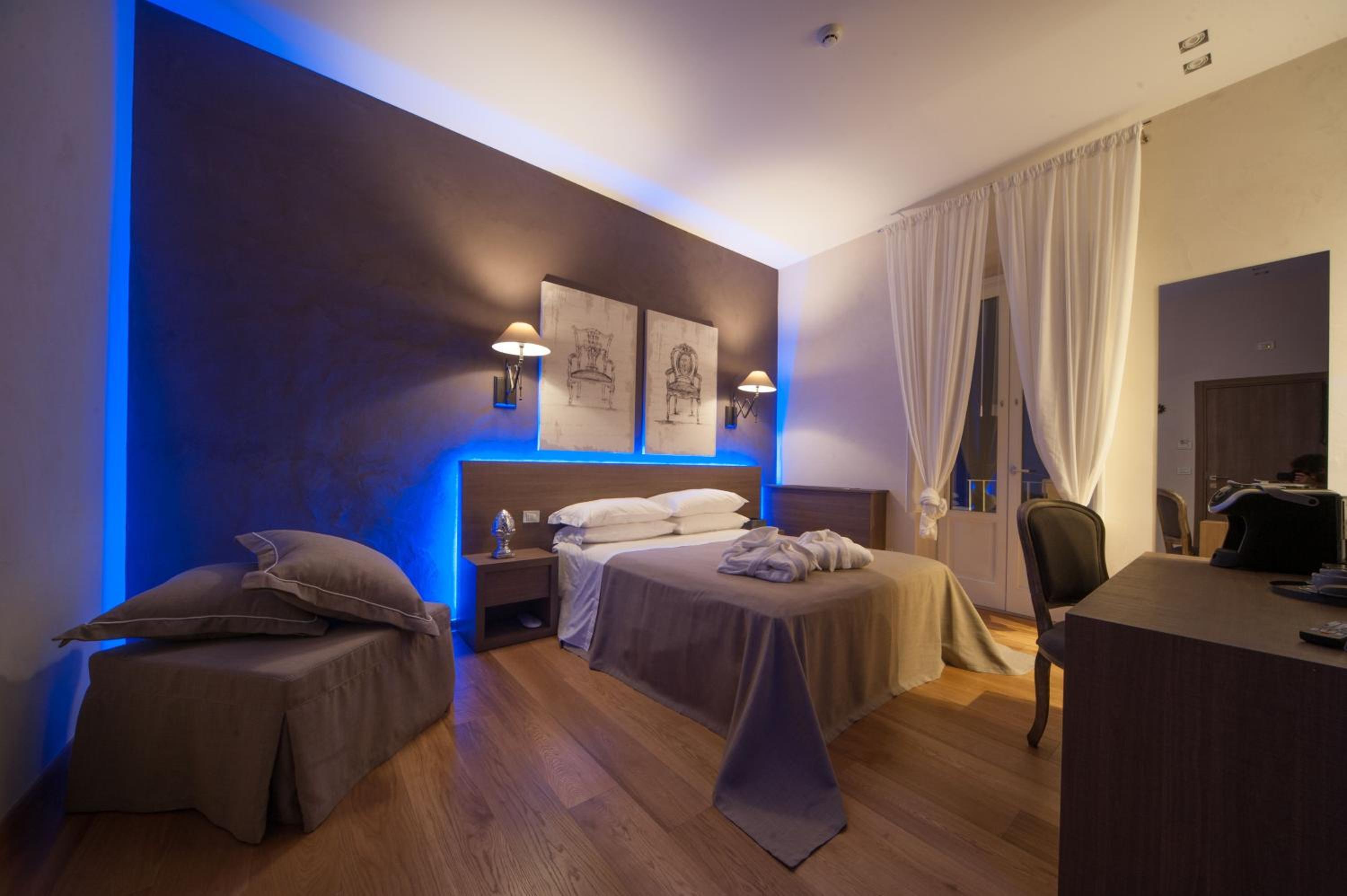 Deluxe Double Room with Balcony - Photo 17