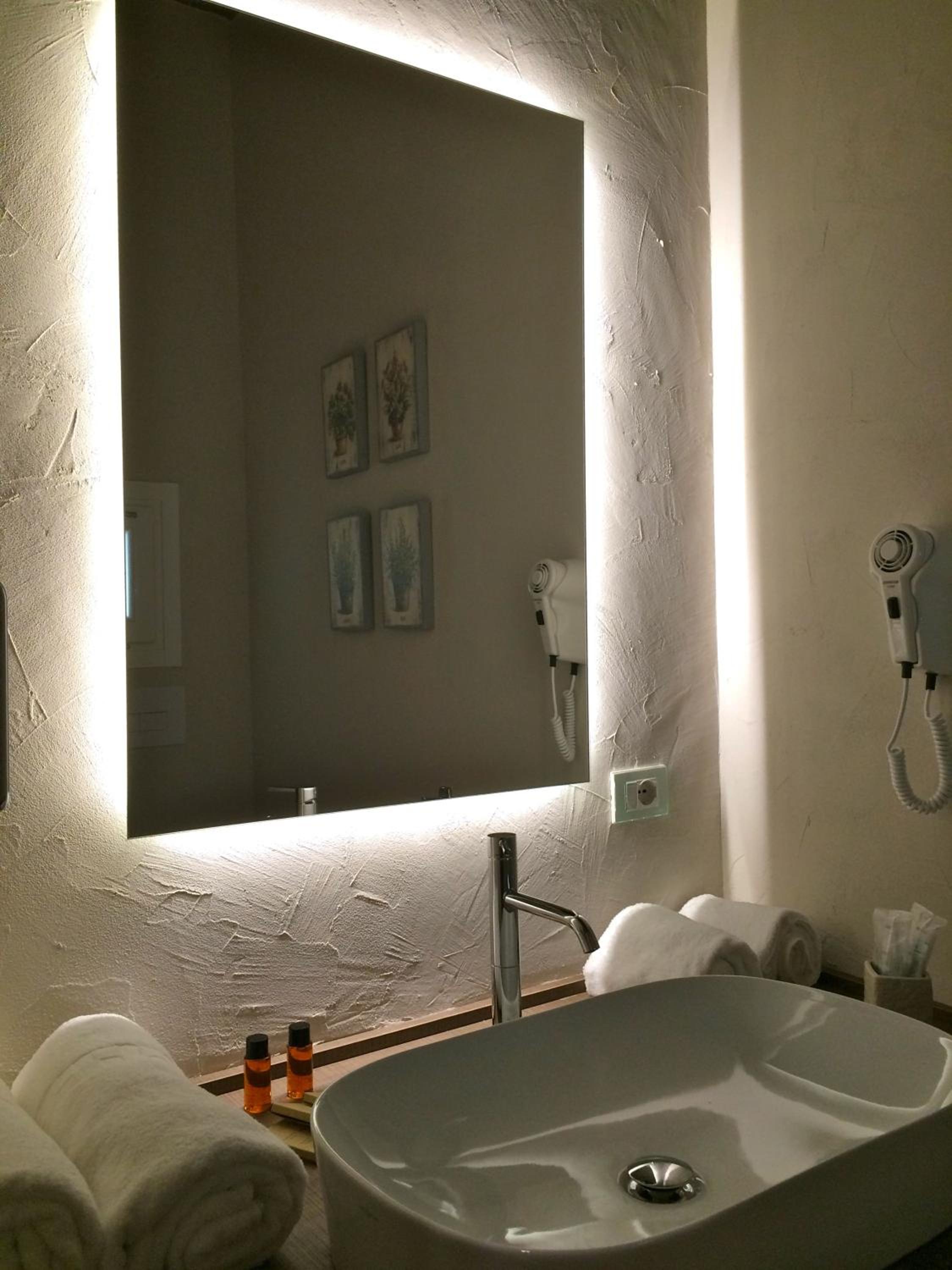Deluxe Double Room with Balcony - Photo 25
