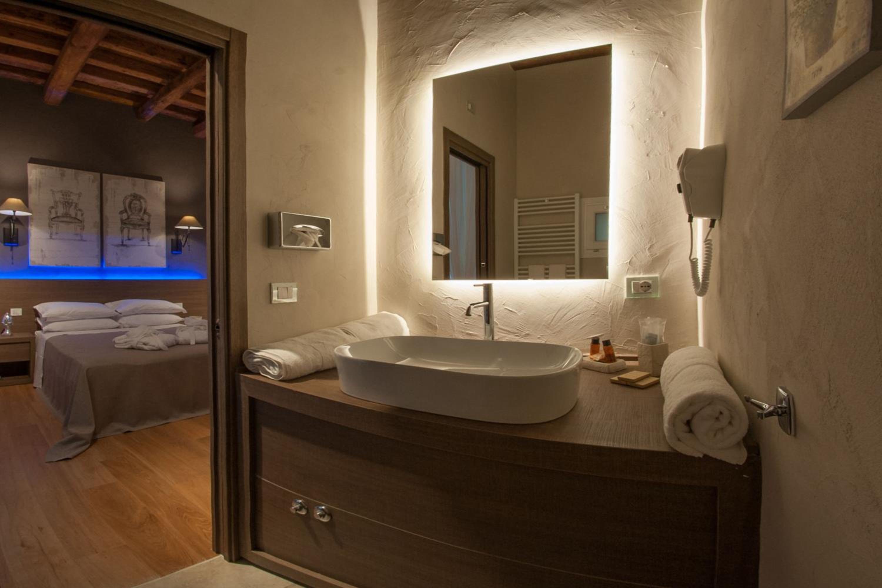 Deluxe Double Room with Balcony - Photo 21
