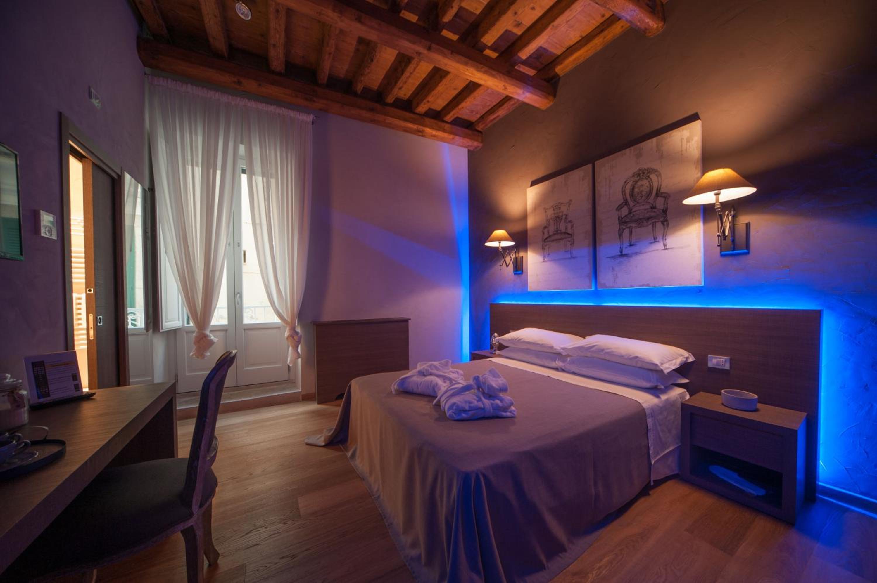 Deluxe Double Room with Balcony - Photo 18