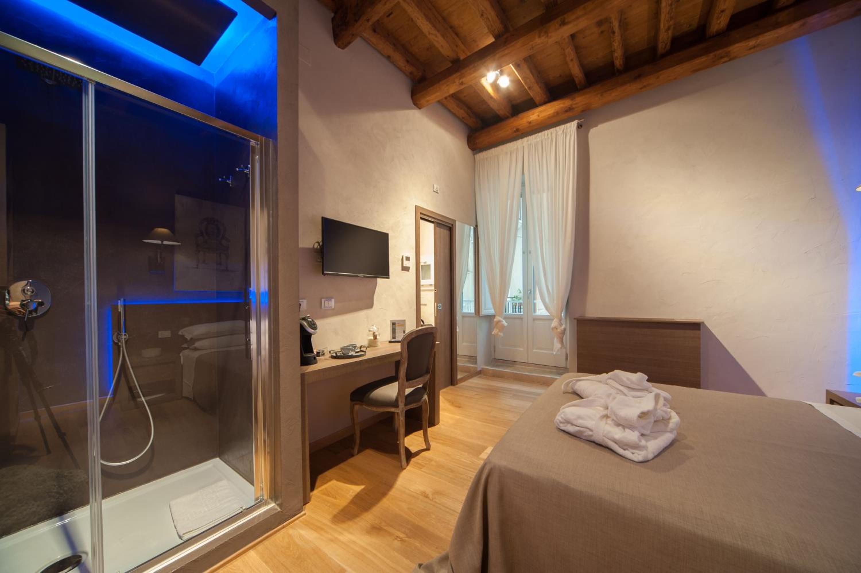 Deluxe Double Room with Balcony - Photo 22