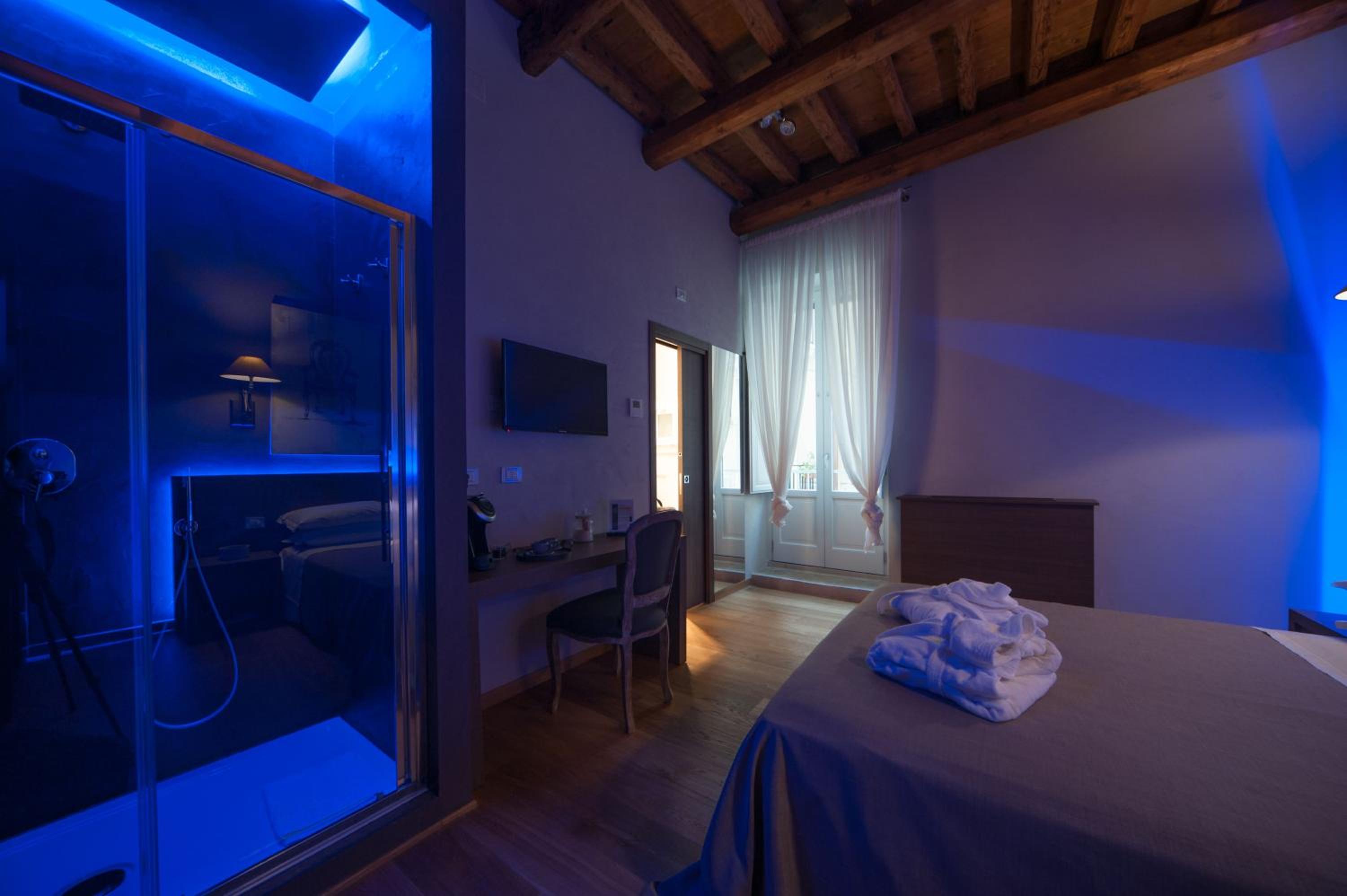 Deluxe Double Room with Balcony - Photo 24