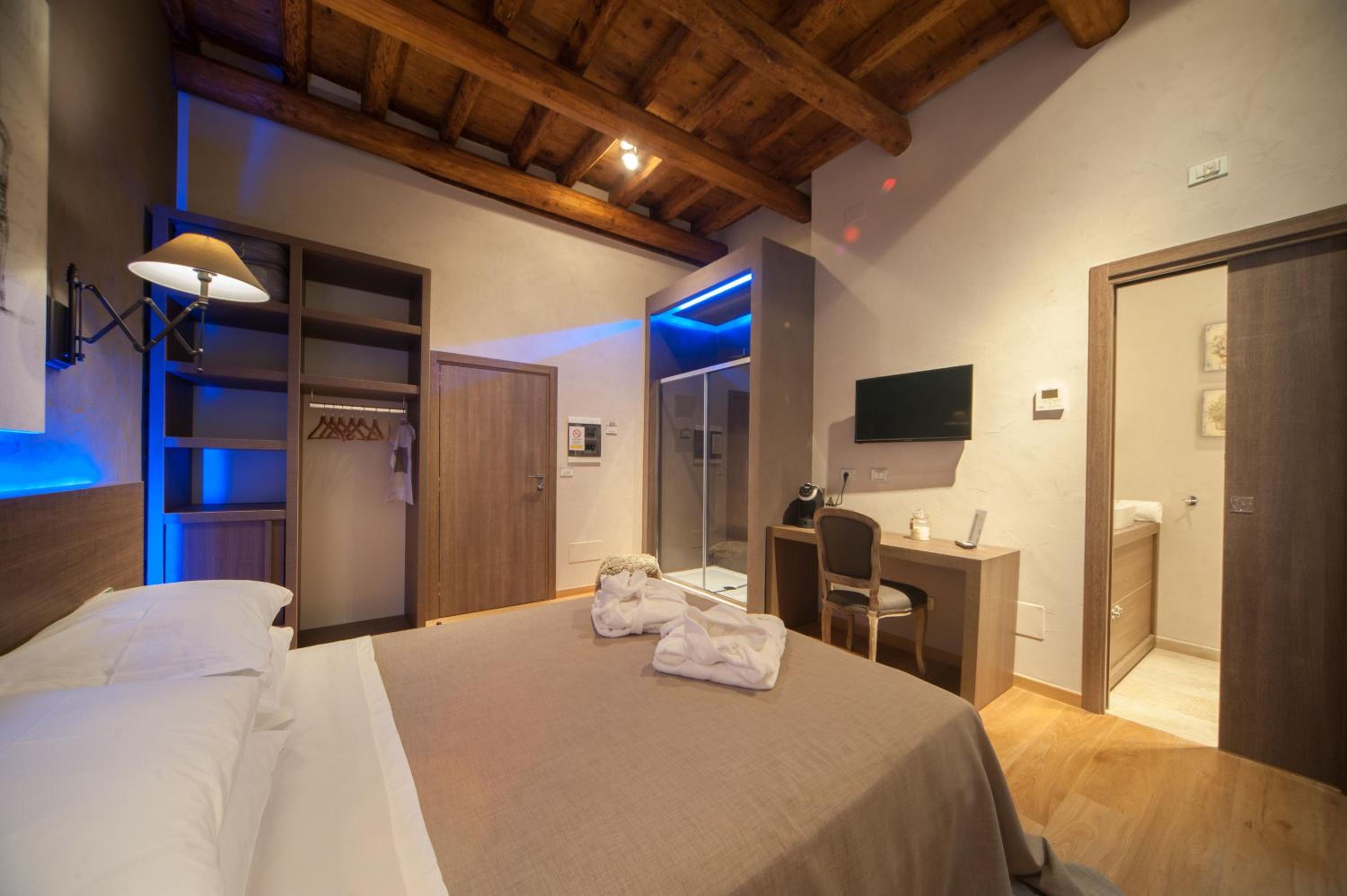 Deluxe Double Room with Balcony - Photo 3