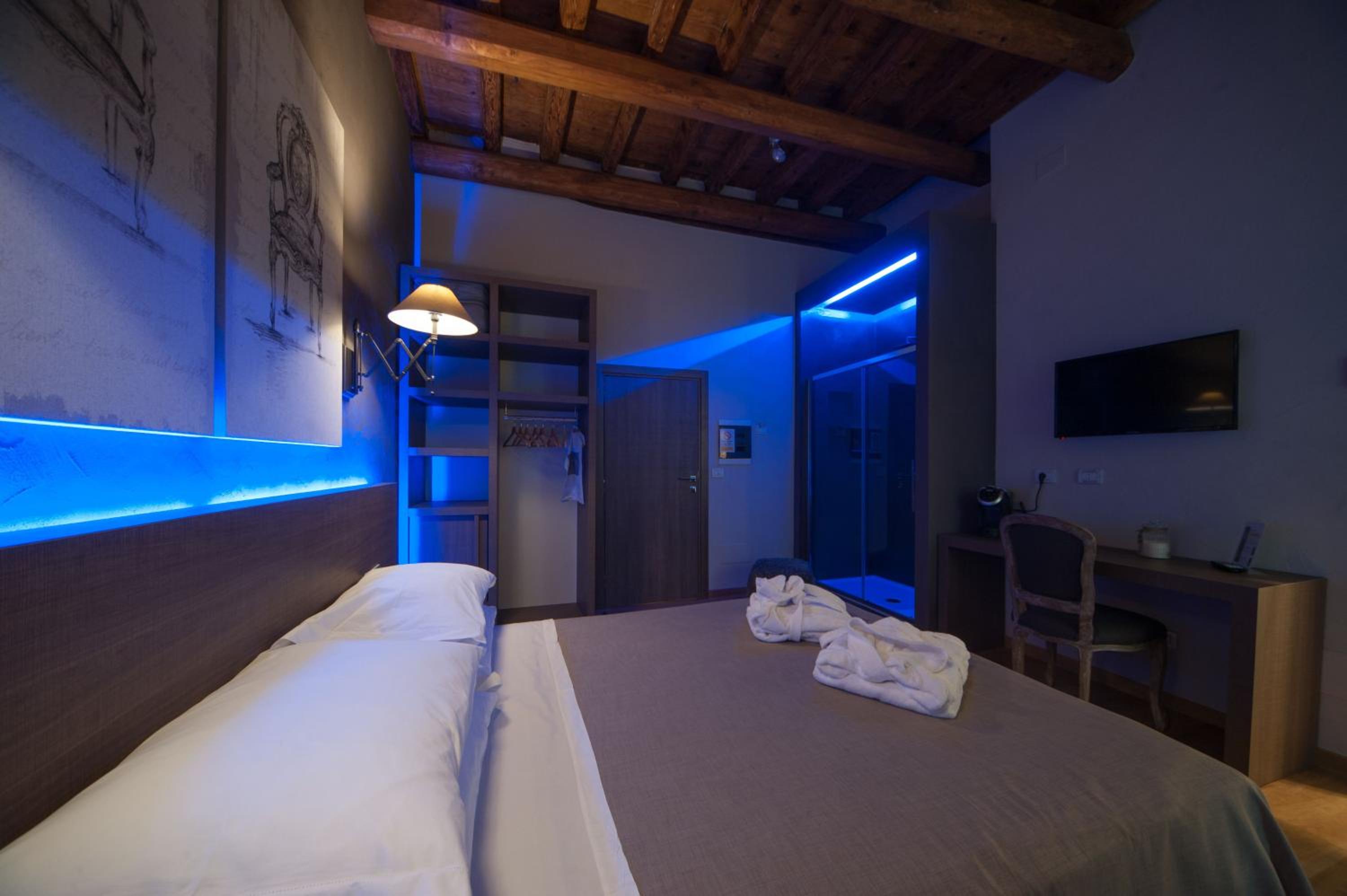 Deluxe Double Room with Balcony - Photo 4