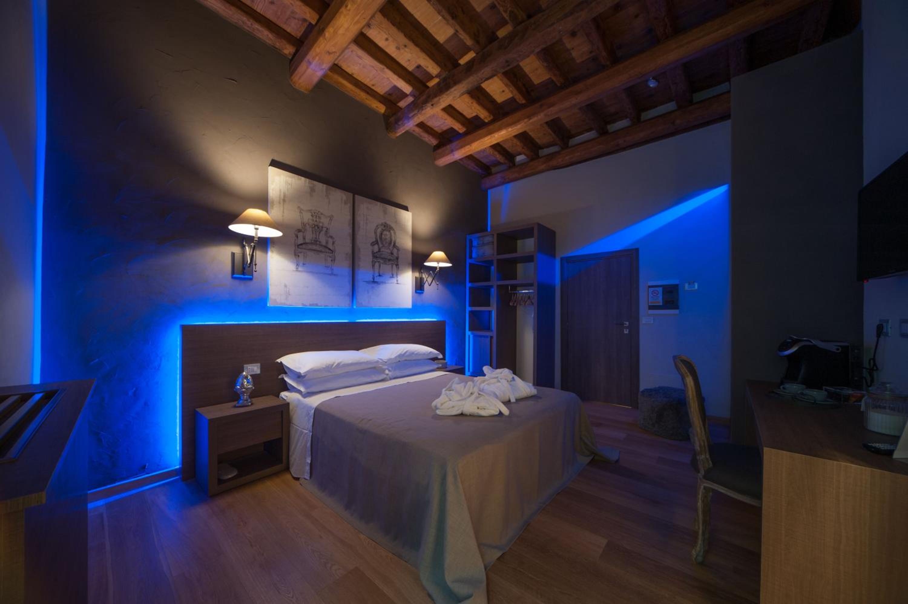 Deluxe Double Room with Balcony - Photo 19