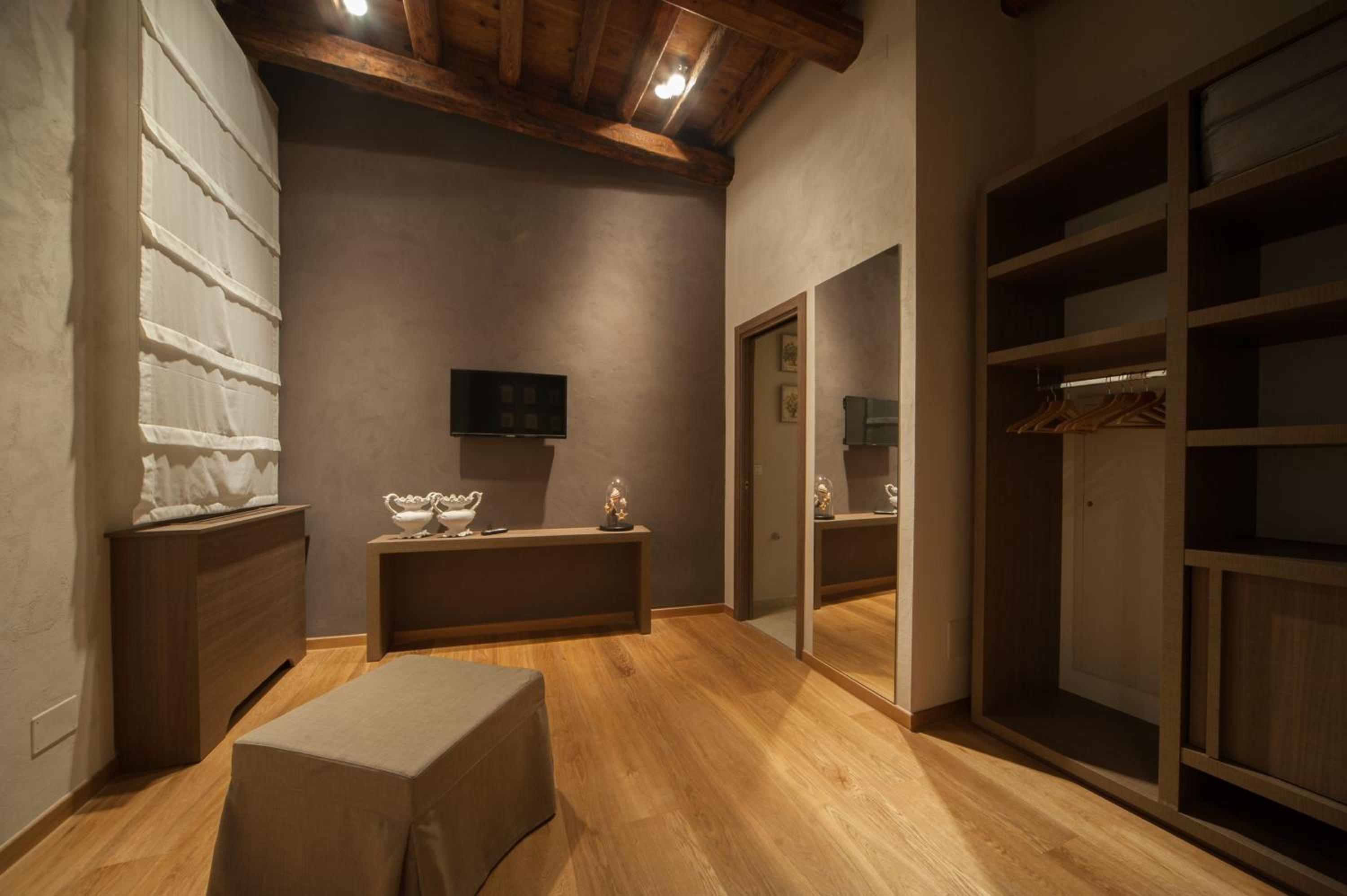 Suite with City View - Photo 11