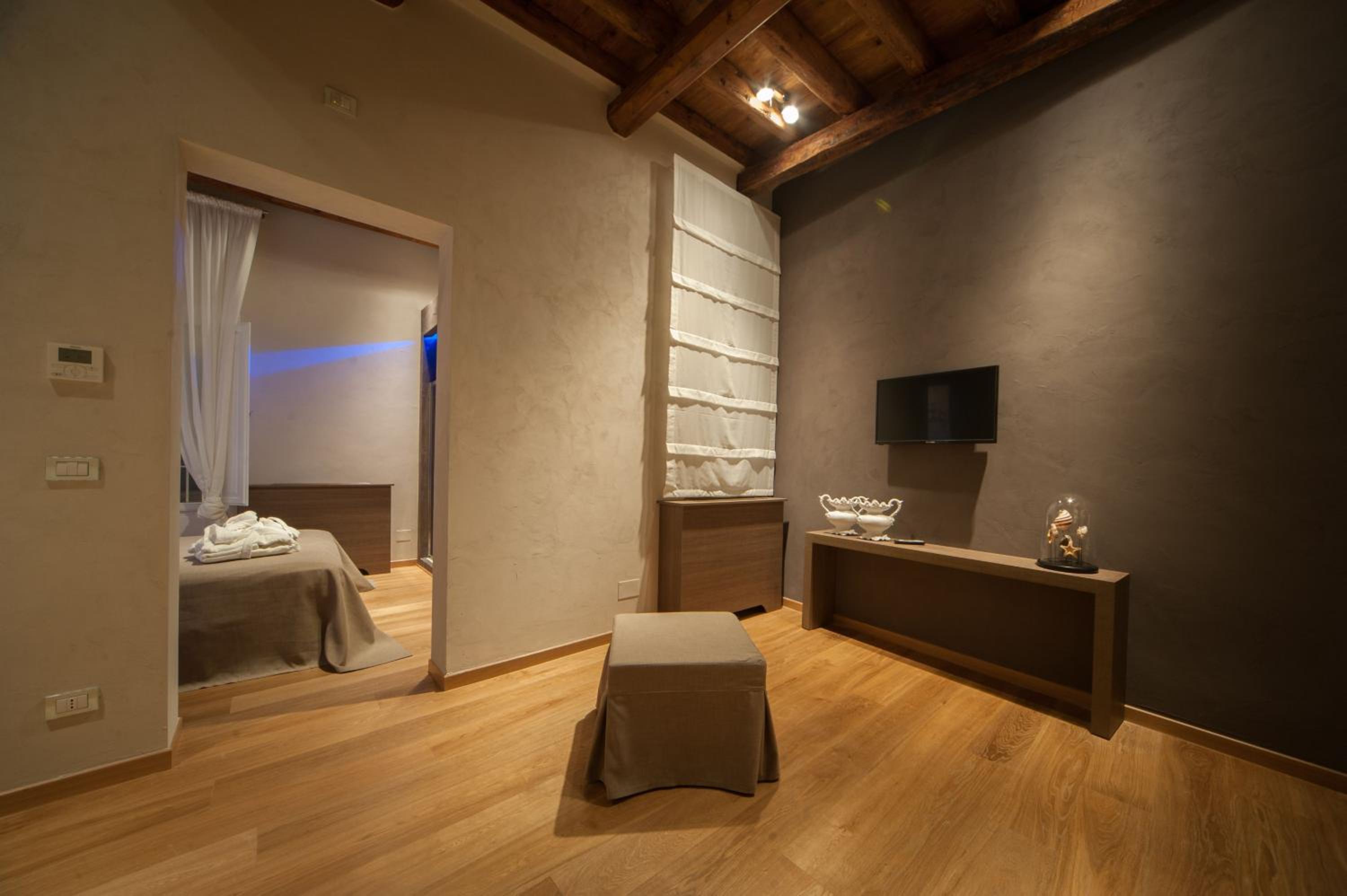 Suite with City View - Photo 9