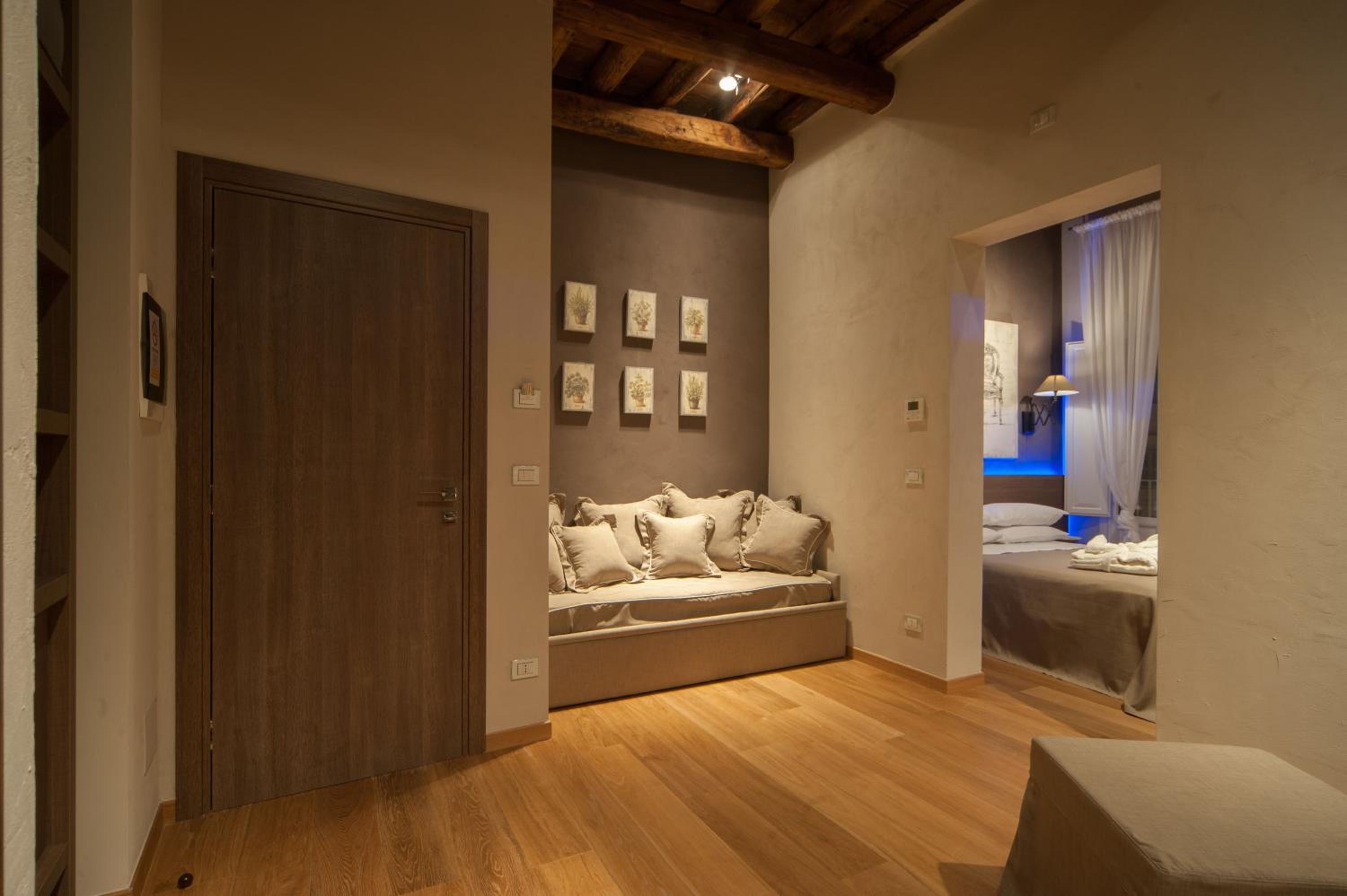 Suite with City View - Photo 4