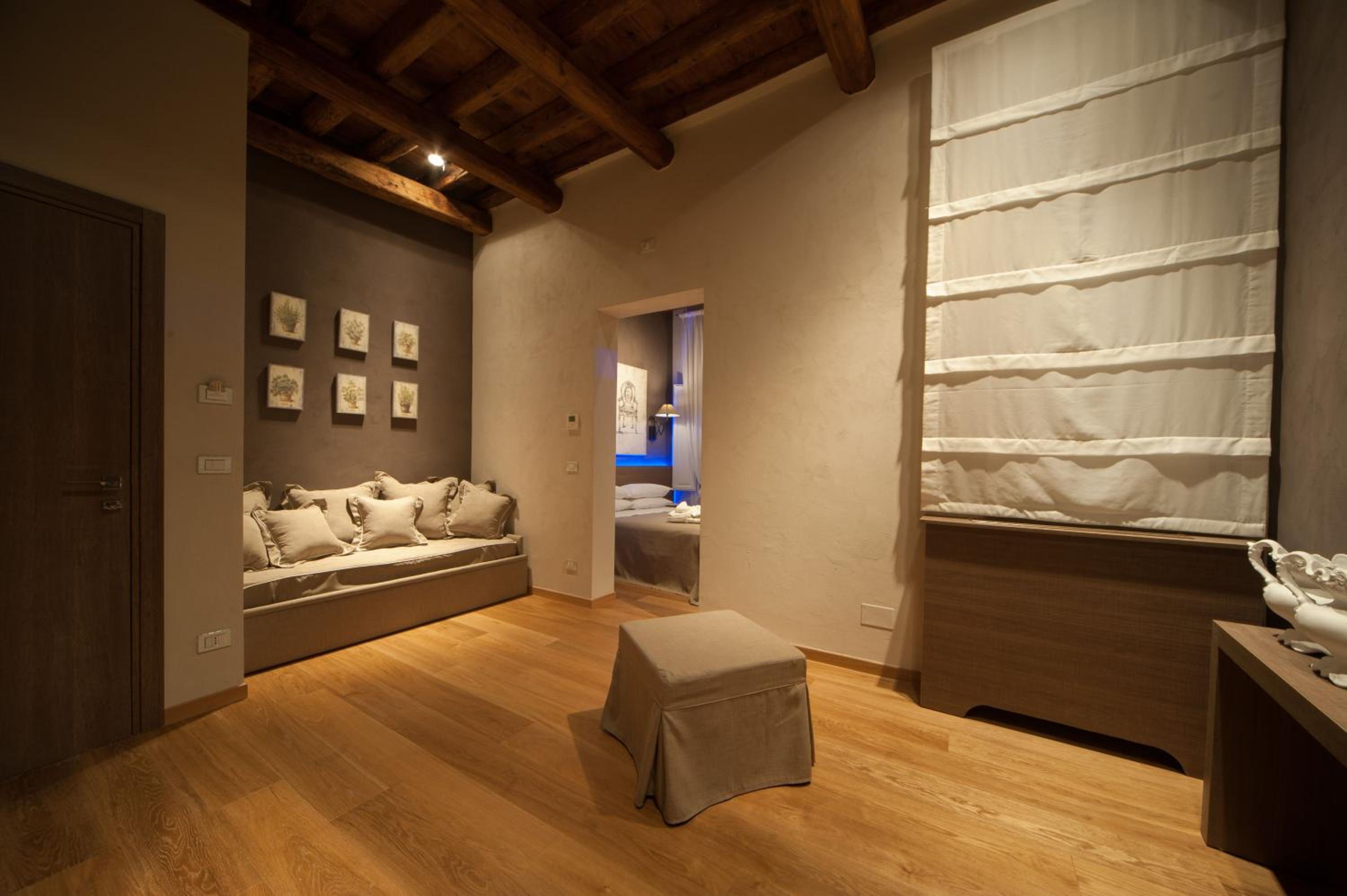 Suite with City View - Photo 7