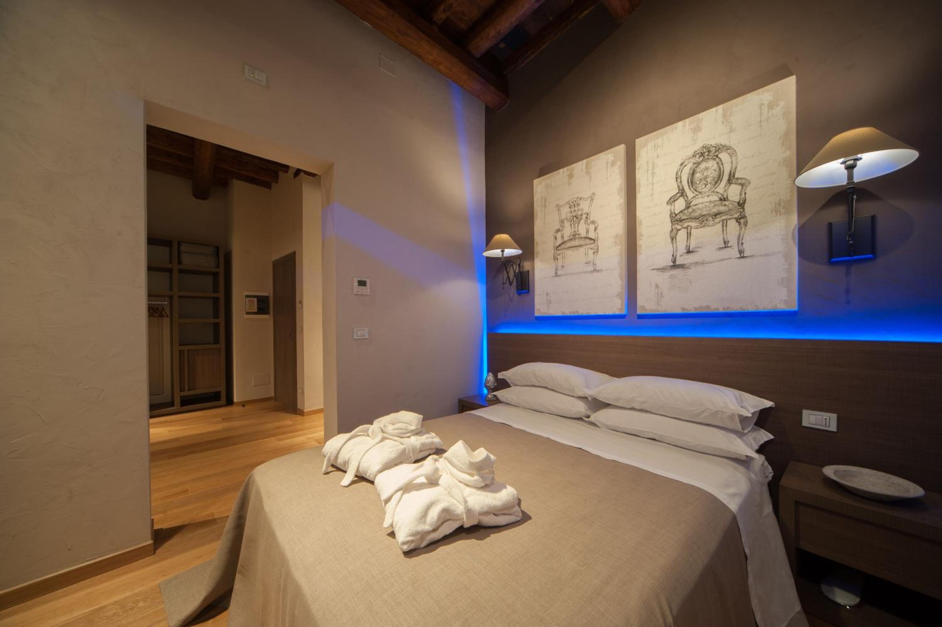 Suite with City View - Photo 3