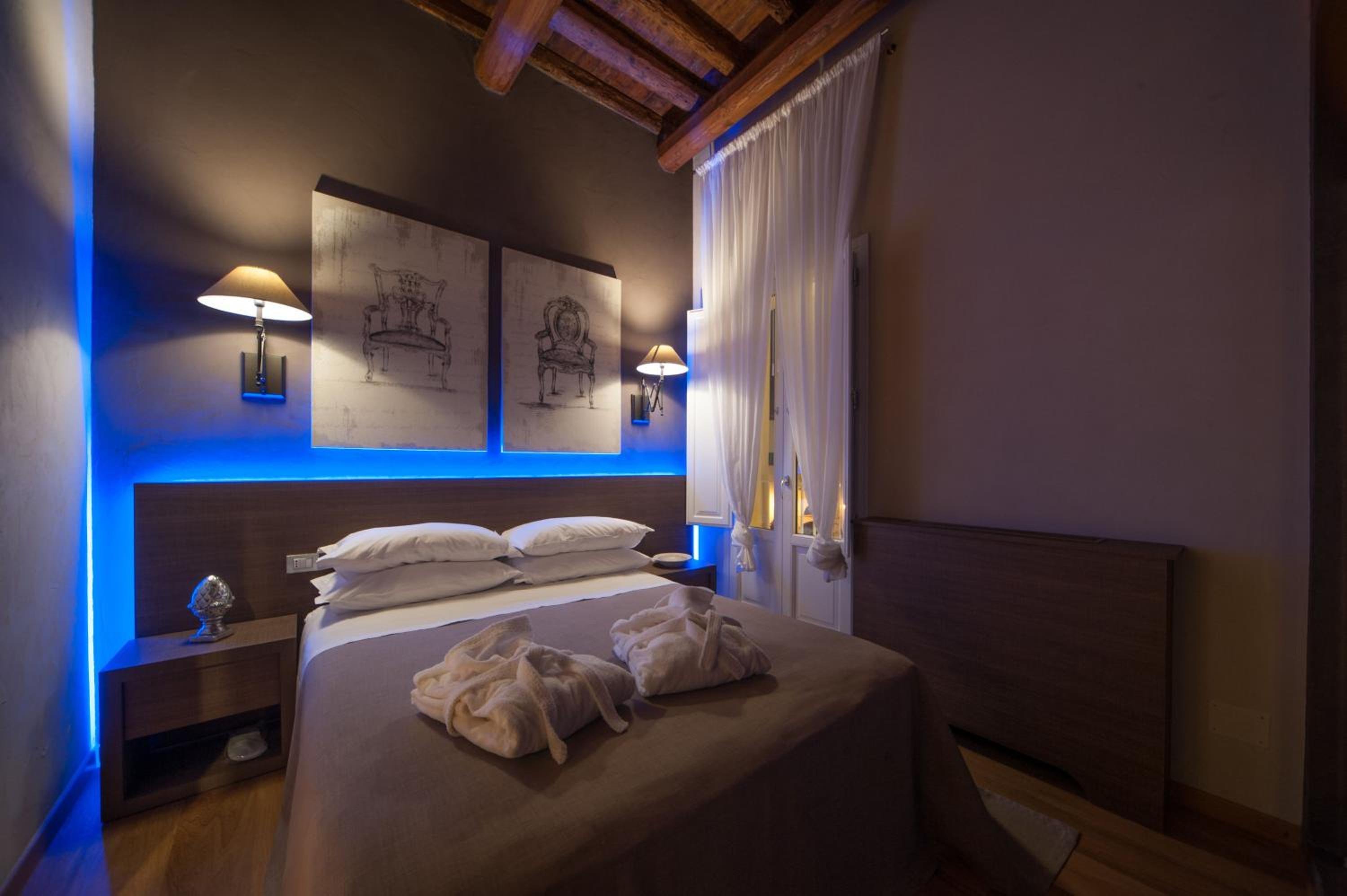 Suite with City View - Photo 10