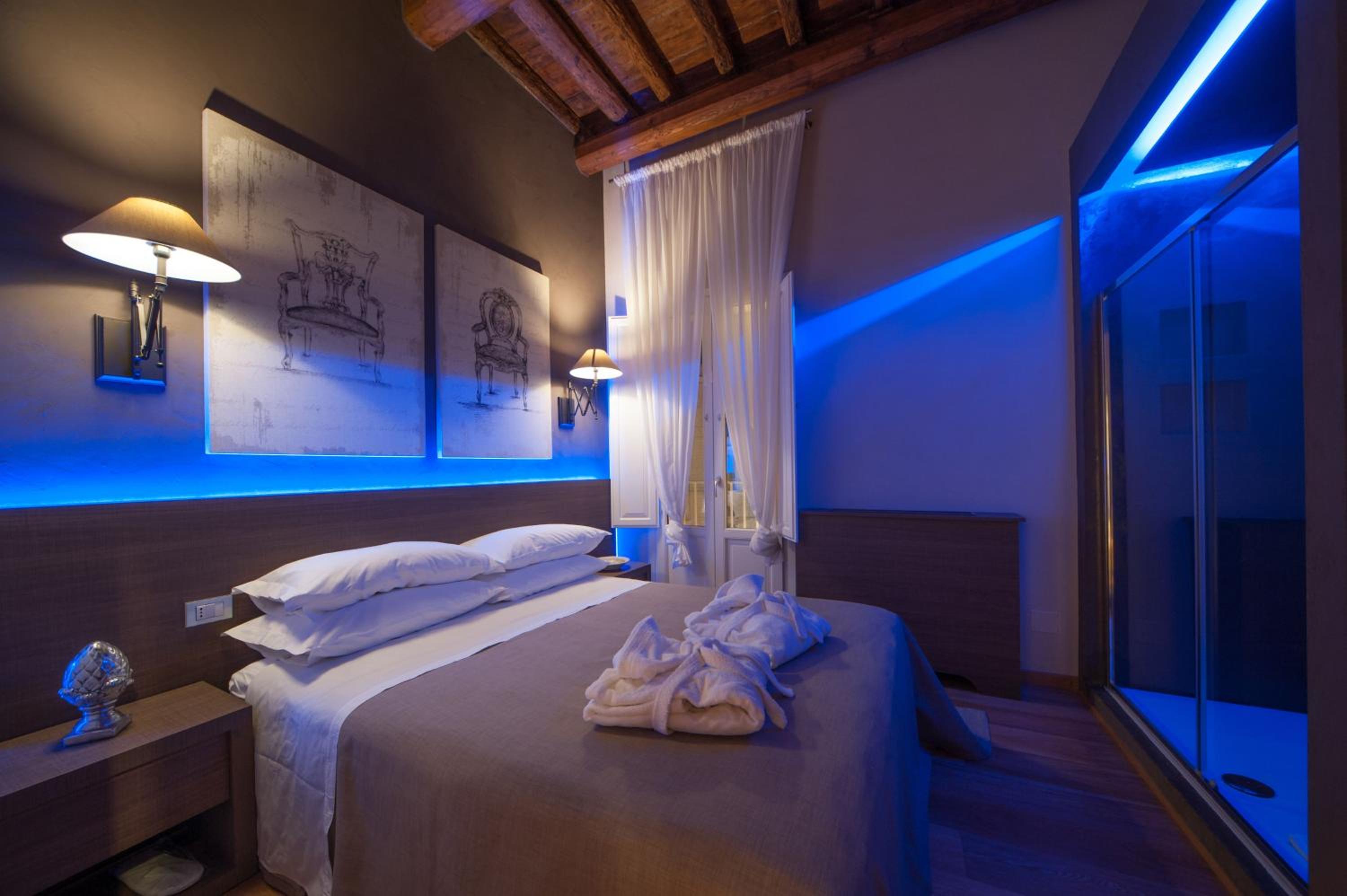 Suite with City View - Photo 8