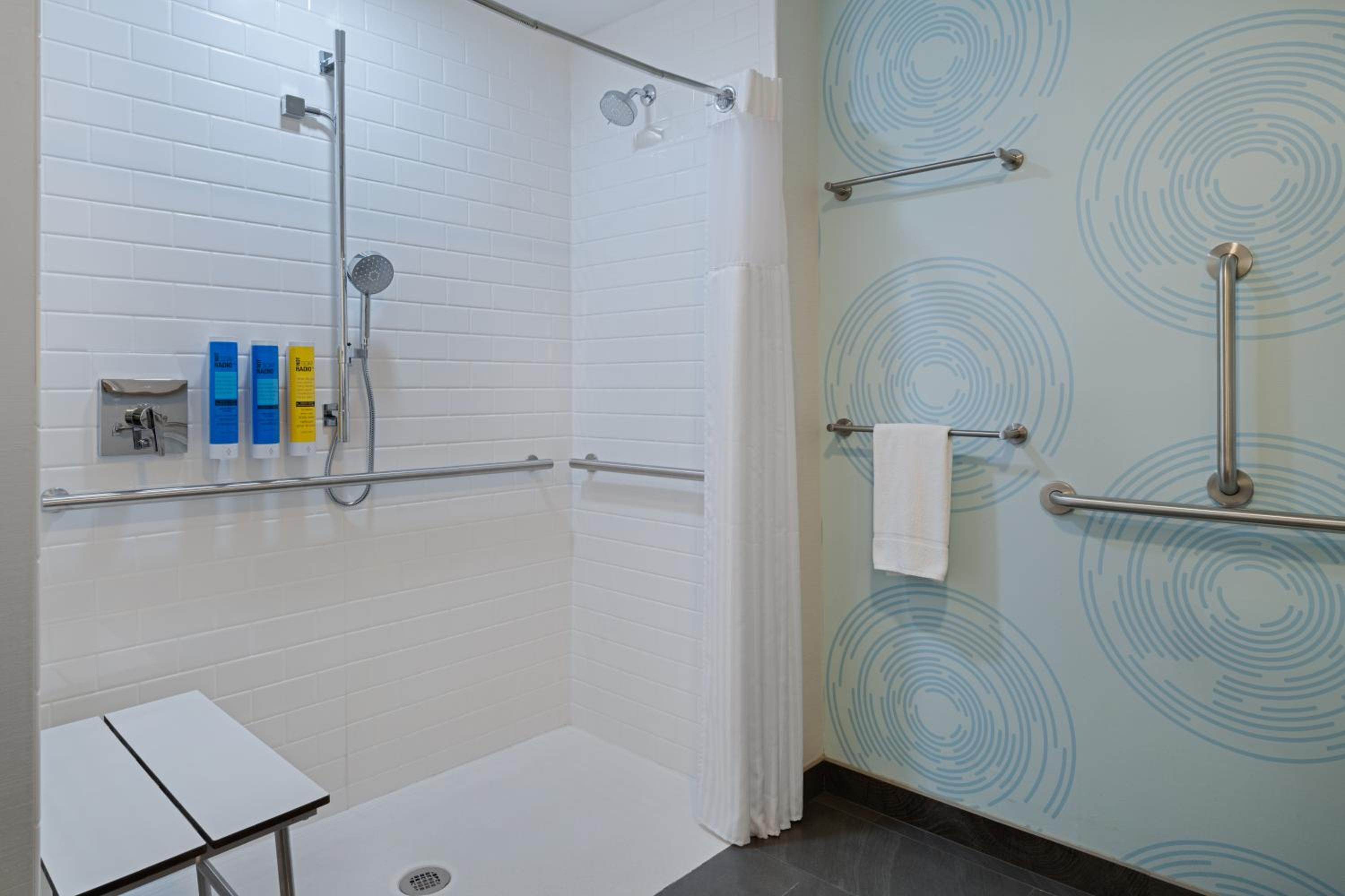 King Room with Walk-In Shower - Photo 3