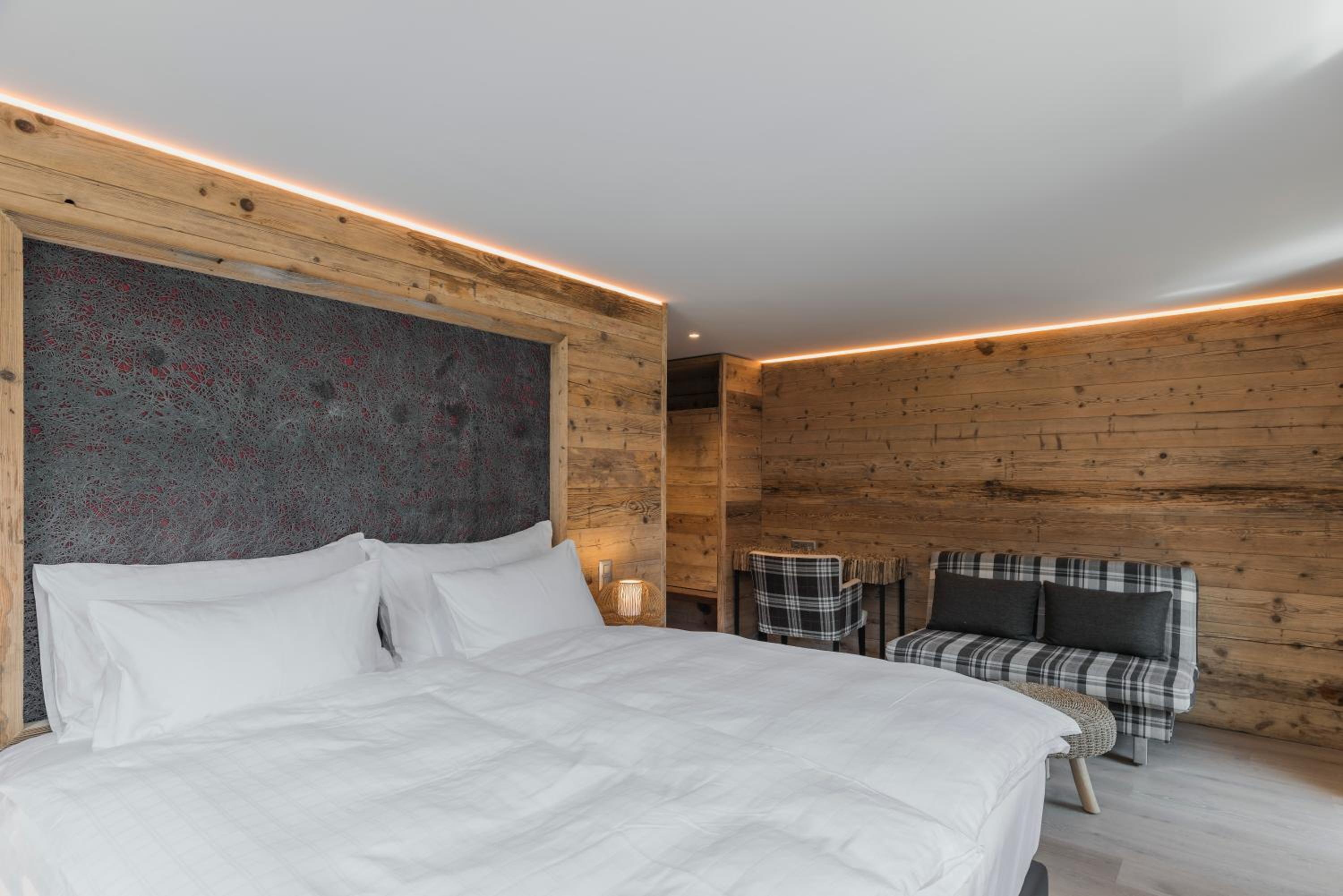 Deluxe Double Room with Balcony photo 2