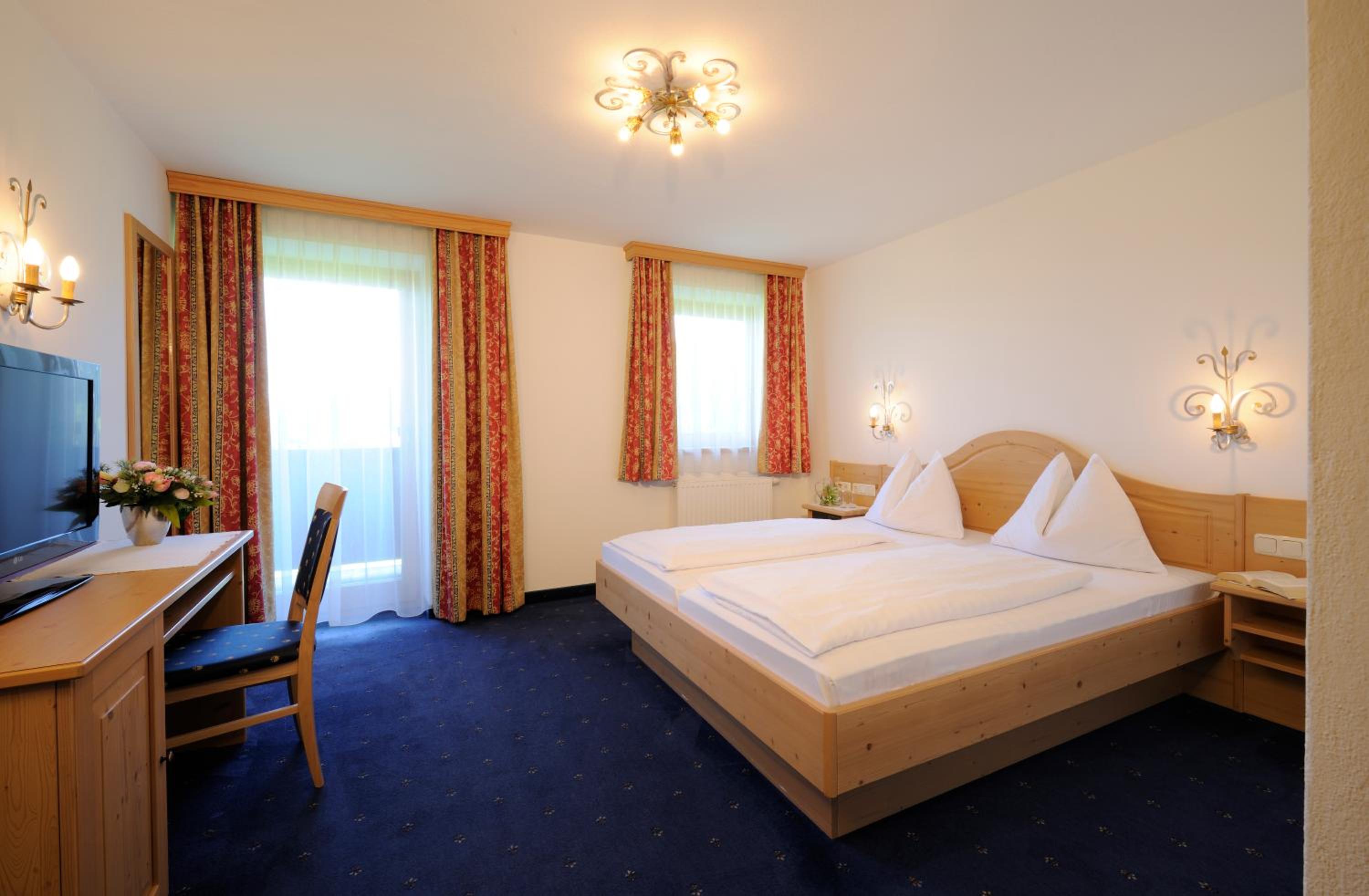 Superior Double Room with Balcony - Photo 2
