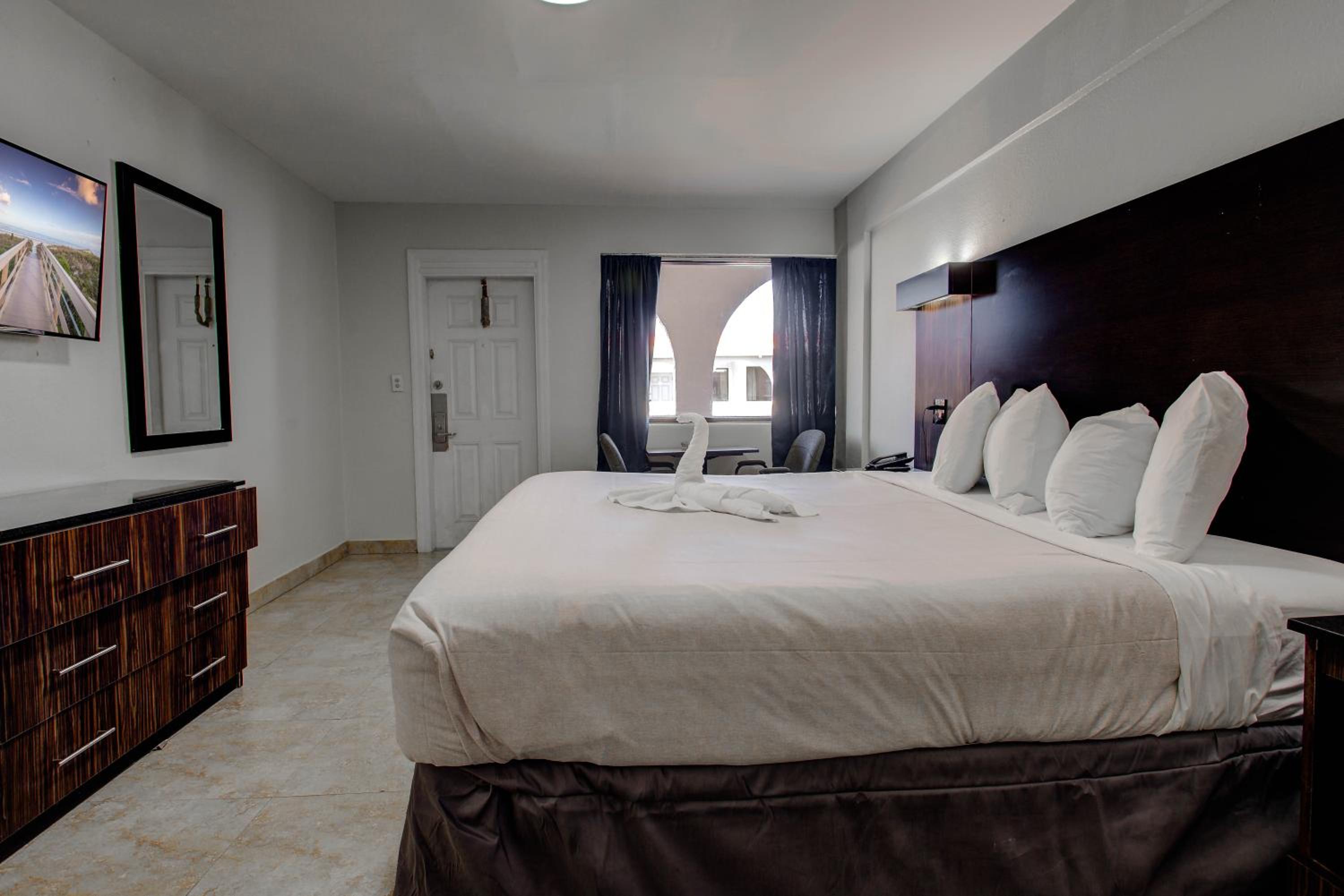 Deluxe Double Room with Side Sea View