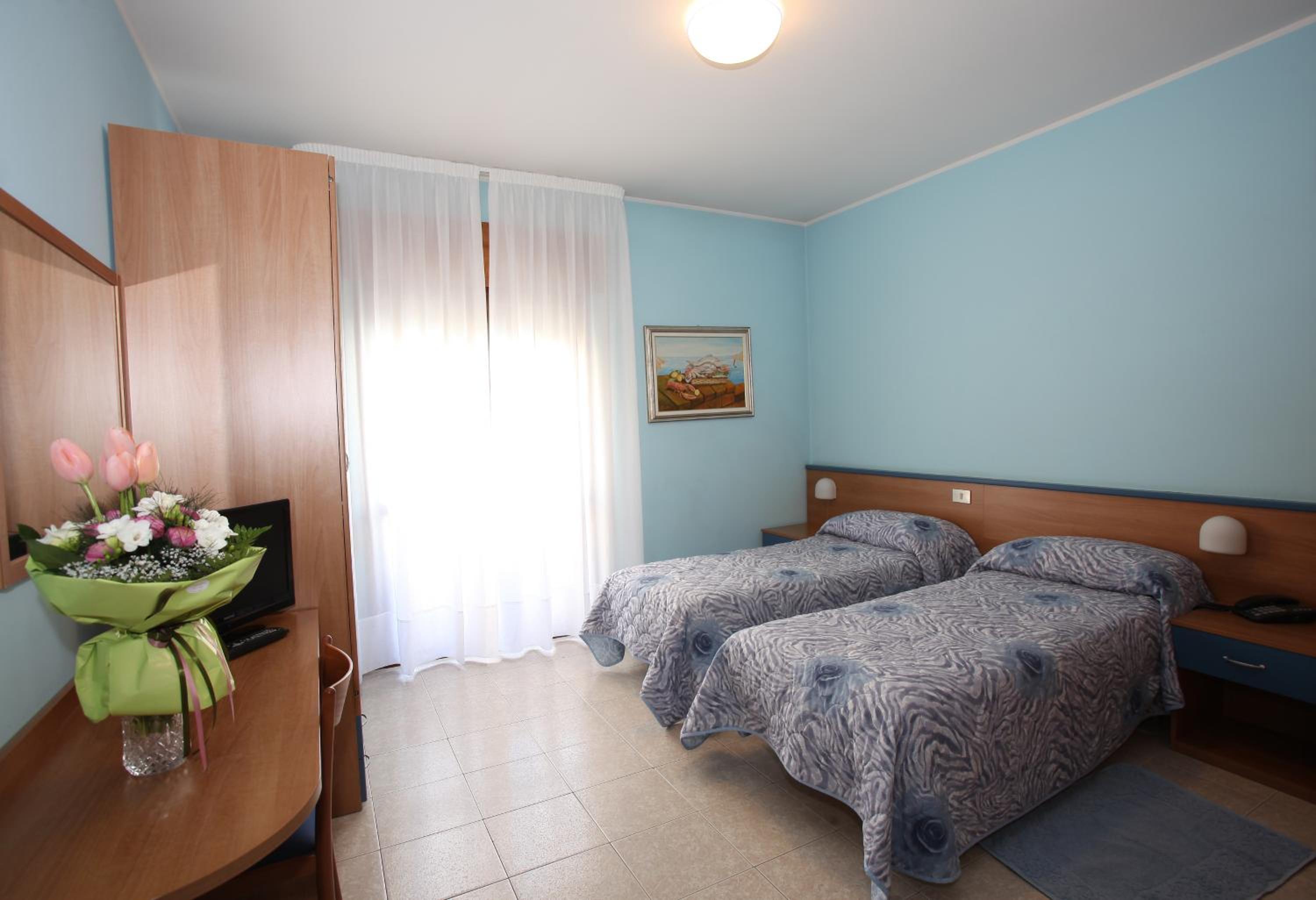 Standard Double or Twin Room - Photo 4